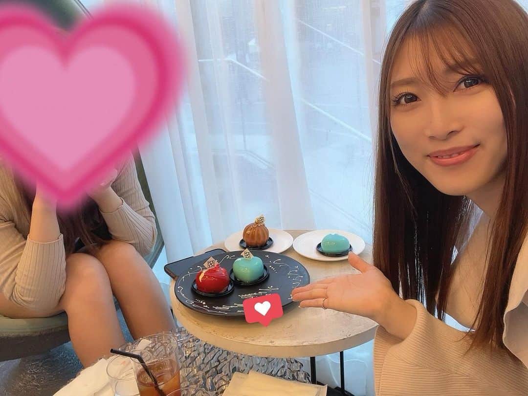 宇野栞菜（阿部栞菜）のインスタグラム：「お友達のお誕生日お祝いしてきたよ🎂💐  サプライズしてるの友達は知らないからデザートでケーキ頼みだして焦った🤣 なので、ケーキふたつも食べちゃった🥹🩵」