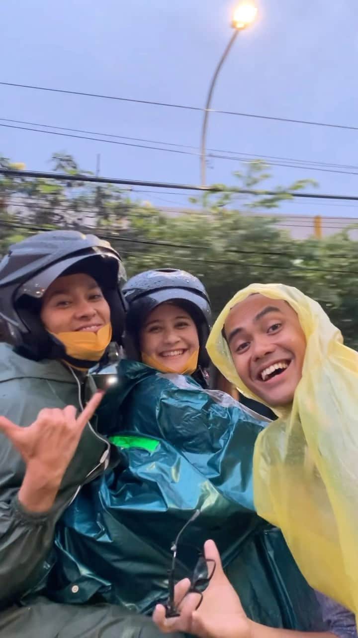 Prilly Latuconsinaのインスタグラム：「Waktu itu aku baru aja keluar dari rumah sakit, sempet dirawat inap di Jogja karena infeksi usus kambuh 😅 Terus aku ga mau lama-lama di RS mau langsung shooting, dan adegannya naik motor.  Daripada nabrak karena susah konsen naik motor sambil ngelakuin detail-detail ekspresi yang ka @wregas_bhanuteja minta, akhirnya diseret gini Hahahahha! (aku juga gak lancar naik motor sebenernya) Terus tiba-tiba ada pelangi! senangnyaaaa! semoga ini pertanda baik buat @filmbudipekerti 💙   AYO KE BIOSKOP SEKARANG!!!」