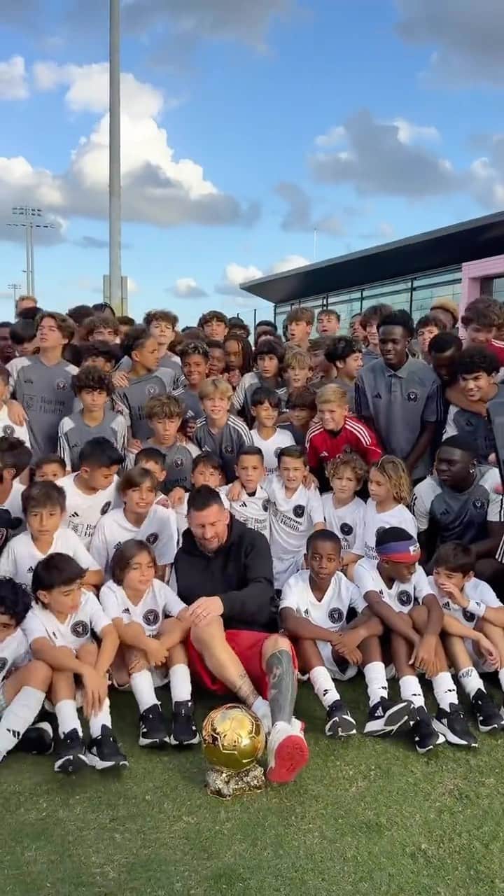 Major League Soccerのインスタグラム：「A GOAT’s Greeting 🐐🏆  Messi returned to South Beach with his eighth Ballon d’Or and an ovation from Inter Miami’s academy players.」