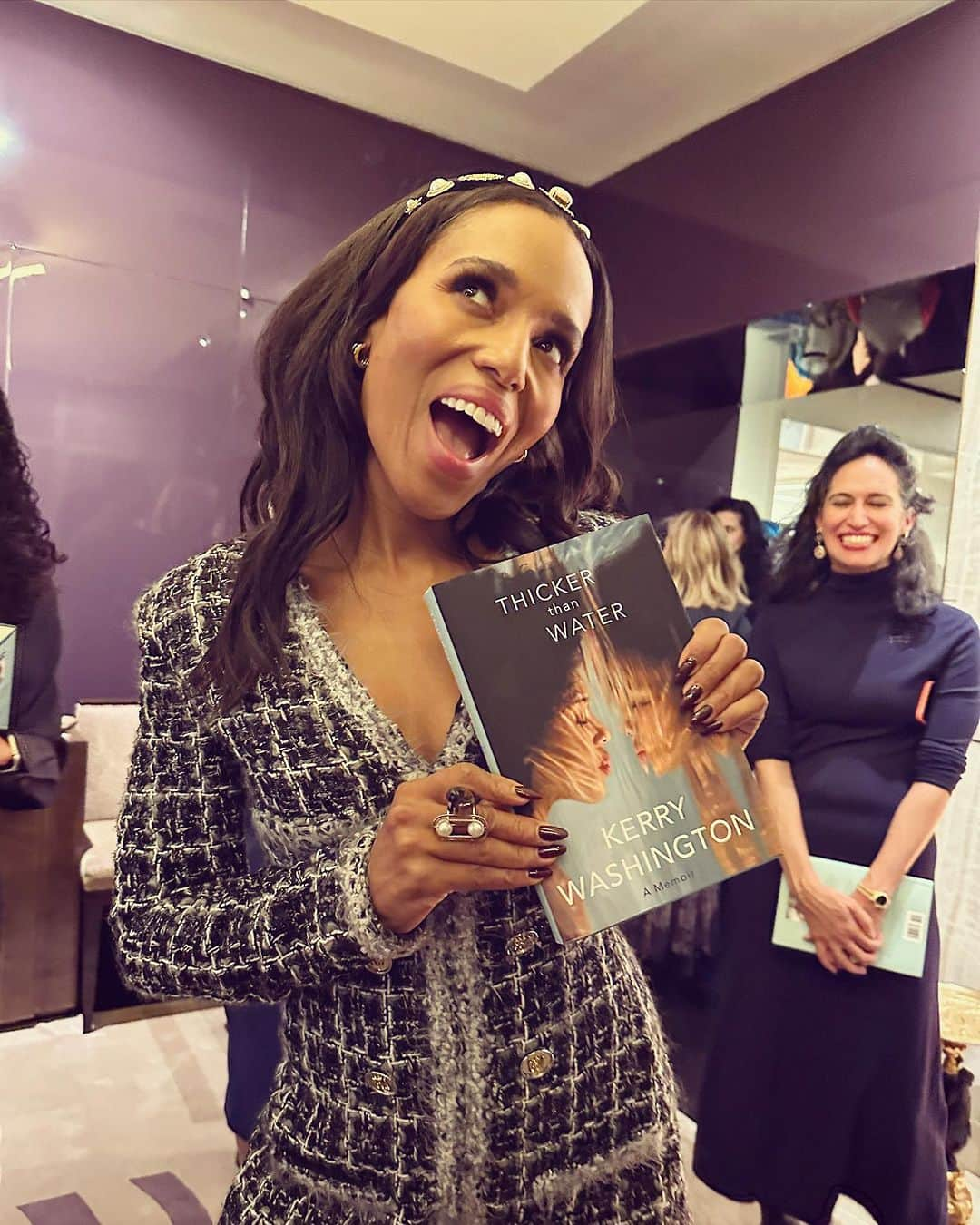 デレク・ブラスバーグのインスタグラム：「I was stoked to read @kerrywashtington’s memoir because I wanted the on-set ‘Scandal’ gossip and tips @JLo gave her when she was her high school dance teacher. But, dayum! There’s a lot more here: Childhood abuse, abortion, eating disorders, discovering she had a different biological father. We’ve been friends for years but these revelations provide a deeper, more revealing portrait of a woman who’s come so far and done so much. Congrats on this, KerBear! 📚🎊🥰」