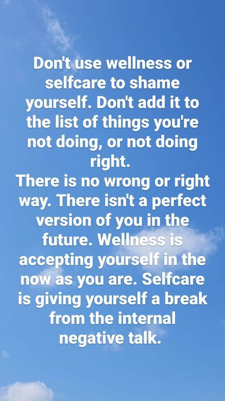 ファーン・コットンのインスタグラム：「What I'm trying to do with @happyplaceofficial can sometimes sit in the world of wellness. I want to always be on the right side of that. This stuff shouldn't be too prescribed and certaintly shouldn't put more pressure on any of us to be adding more to our list of things to do or worry about. If you don't like yoga, who cares? If you cannot sit in meditation, it doesn't matter.  Wellness is about accepting you as you are right this second. True self love (not necessarily easy to land on) affects our minds, emotions and physical bodies.  Selfcare is about halting the negative chat to give yourself a chance to just be and experience what is going on around you without so much judgement.  Any wellness tools/practises that you love should help you to cultivate those things. They wont fix all your problems, they wont take away your challenges but they can help you accept yourself and love yourself more.  You've got to find what works for you. There is no single right way. ❤️」