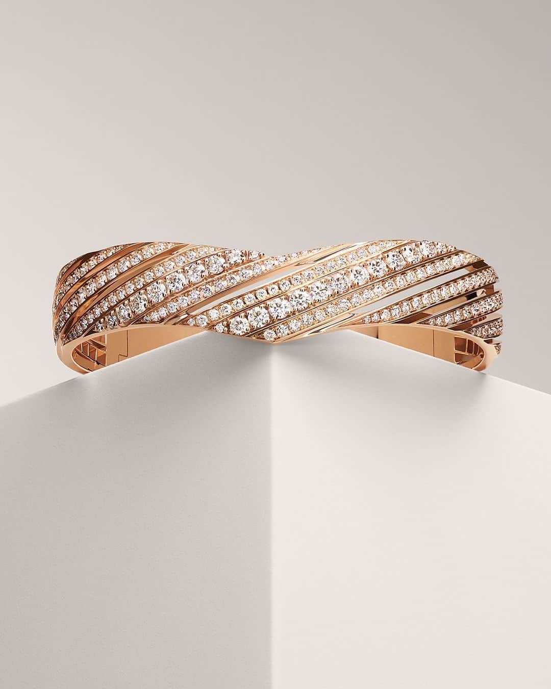 Chaumetのインスタグラム：「Wrap your wrist in radiance with the new Joséphine Aigrette bracelet in rose gold, sprinkled with brilliant-cut diamonds.  Chaumet's precious take on its iconic V-shaped aigrette motif adds a touch of striking elegance to your style.  #Chaumet #MyCrownMyWay #DoItLikeJosephine」