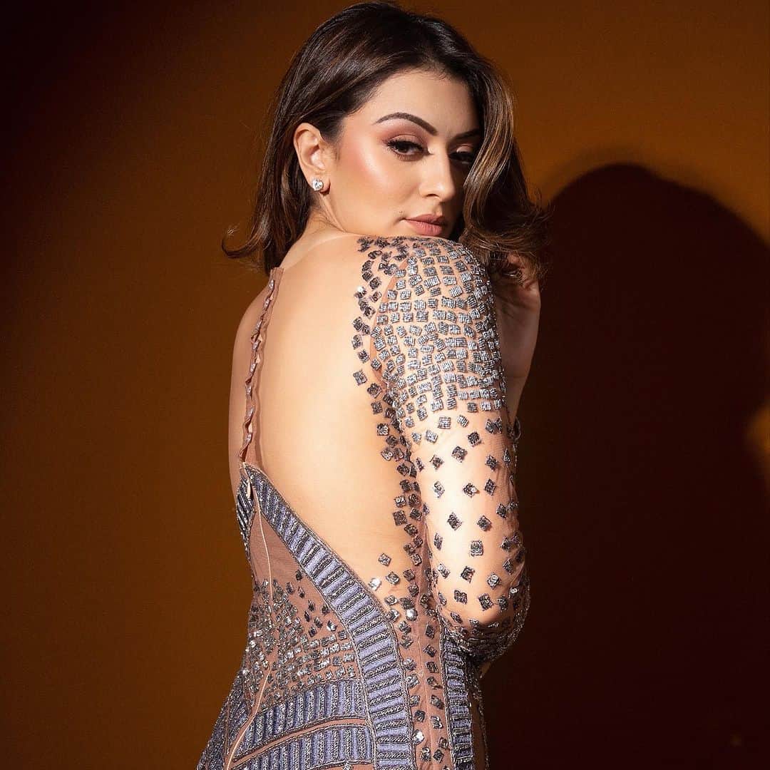 ハンシカ・モトワニのインスタグラム：「🪩 • • #mumbaiattheplaza #jioplazalaunch @jioworldplaza  •  Styled by : @kmundhe4442  Outfit by : @nikhitatandon Photography by : @ashish_ohja_photography Make up - @makeupbyurmikaur  Hair - @sankpalsavita」
