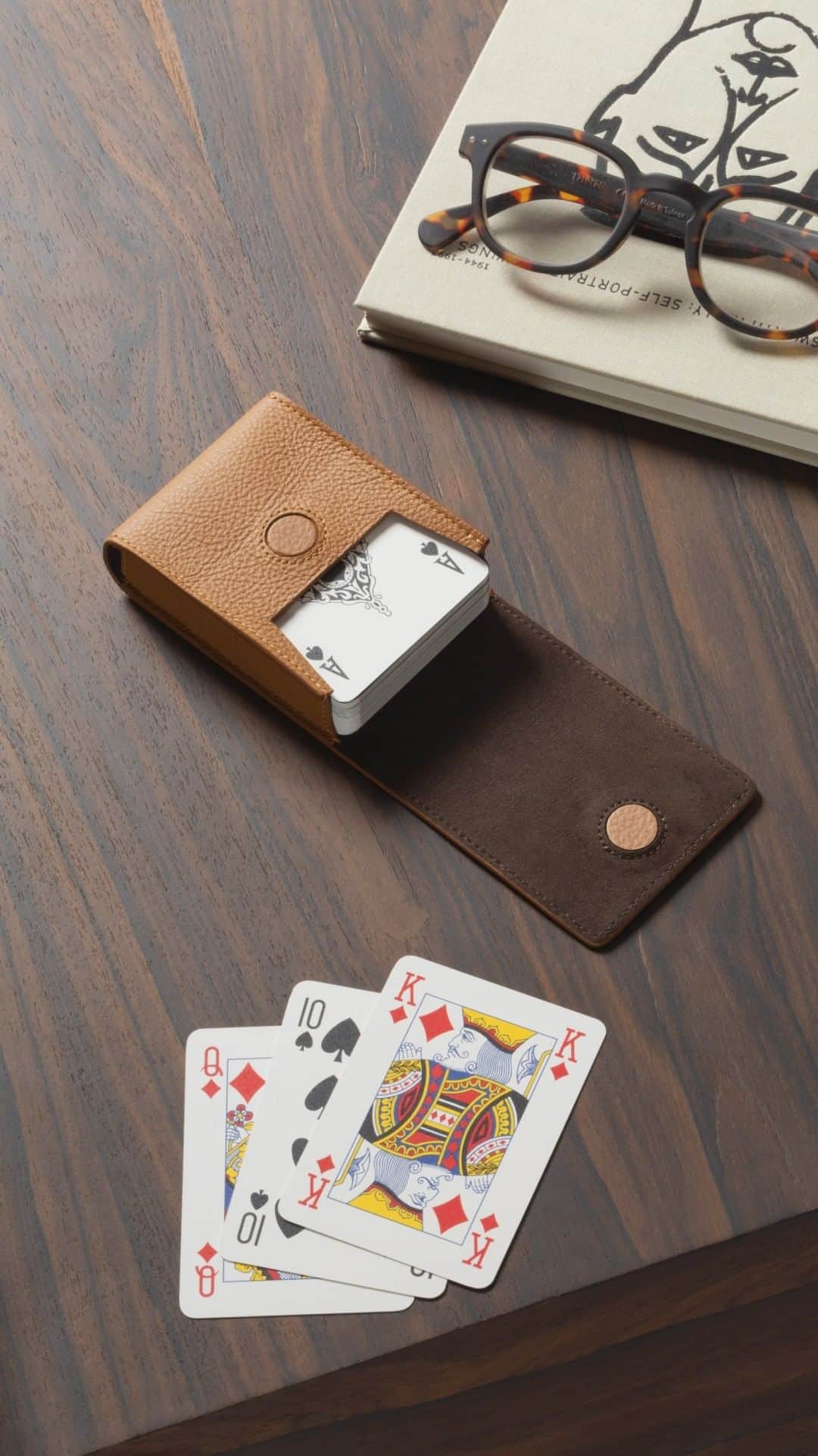 Poltrona Frauのインスタグラム：「Time to deal-in your friends – the Games collection is here. Tastefully designed by @Giobagnara x Poltrona Frau, this collection of classic board games, from cards and dice to Chinese Checkers and Backgammon, will keep you entertained for hours. Make your purchases in-store or online.  #GiobagnaraXPoltronaFrau #PFBeautilities #PoltronaFrau #Giobagnara #PoltronaFrauGames」