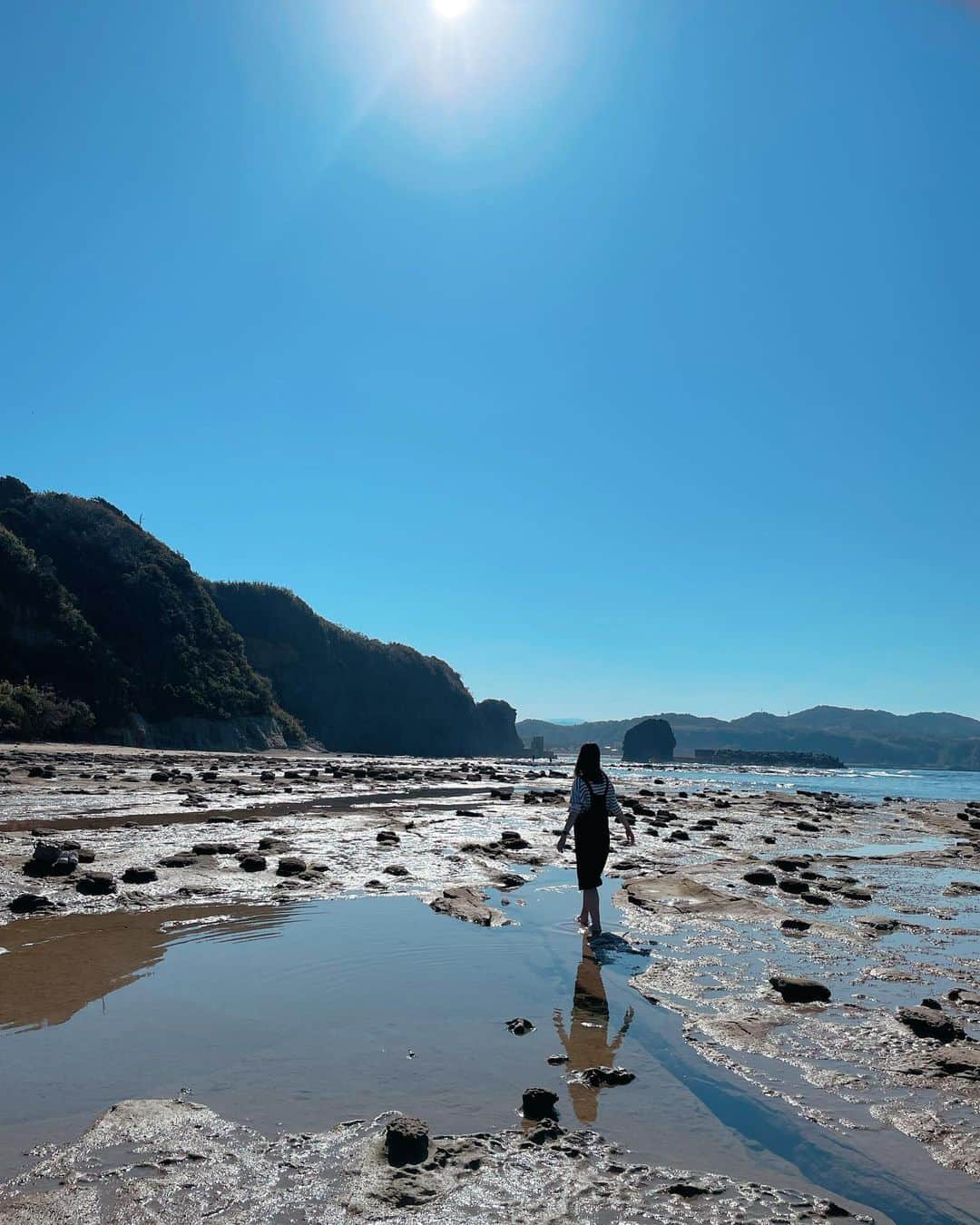 のインスタグラム：「父の一周忌で父の生まれ育った島根の方に行っていました。  父が旅立ってから、もう1年経つんだという気持ちとまだ1年しか経ってないんだという気持ちと、なんだかいまだに実感の湧かない状態が続いてる感じです☁️  島根にいる間、本当にびっくりするくらいカメムシに付きまとわれていたのですが、普段はちょっと嫌なカメムシも"あーお父さんなのかなー"と思ったらなんだか優しくできました。(お父さん、カメムシにしてごめん🙏)  みんなで懐かしい話をしたり、思い出の地を巡ったり… ここに父がいたらもっと楽しかっただろうなぁ~なんて思ったけれど、きっとあのカメムシはお父さんだったに違いない！と思って一緒に過ごした気でいます。(お父さん、勝手に解釈してごめん🙏)  天気も良くてきっとお父さんも気持ちが良かったことでしょう☺️  お父さんーっ 天国生活2年目も楽しく元気にやっててね🌱  私はまだまだ地上の方で頑張らせていただきます🐣」