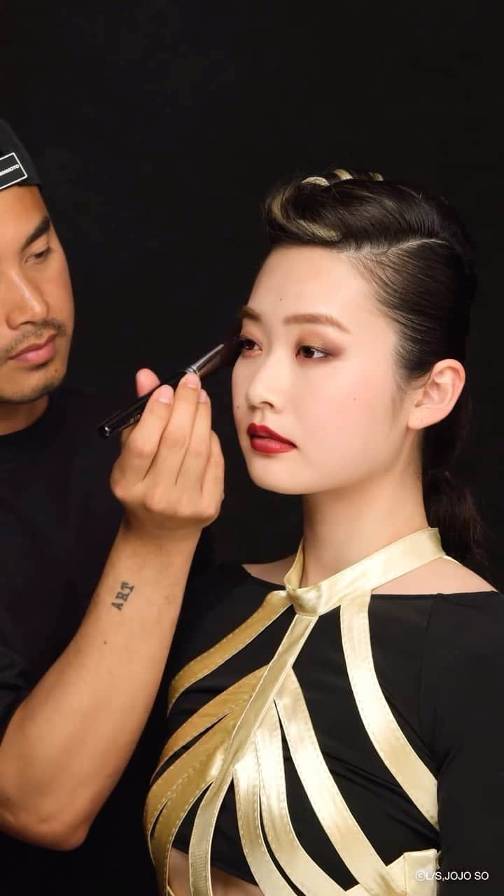 シュウウエムラのインスタグラム：「clean 3D smokey eye makeup for a smoldering gaze. 😍makeup artist jonathan shows you how with the #butterflydagger shu uemura x JoJo's Bizarre Adventure eyeshadow palette.⁠ ⁠ 立体的なスモーキーアイで、くすみメイクを楽しんで😍。メイクアップ アーティストjonathanがバタフライダガーアイパレットを使ったアイメイクを紹介。⁠ ⁠ #shuuemura #シュウウエムラ⁠ ⁠ #shuxJoJosBizarreAdventure ⁠ #jojo_anime #JoJosBizarreAdventure ⁠ #makeuptutorial #holidaymakeup」