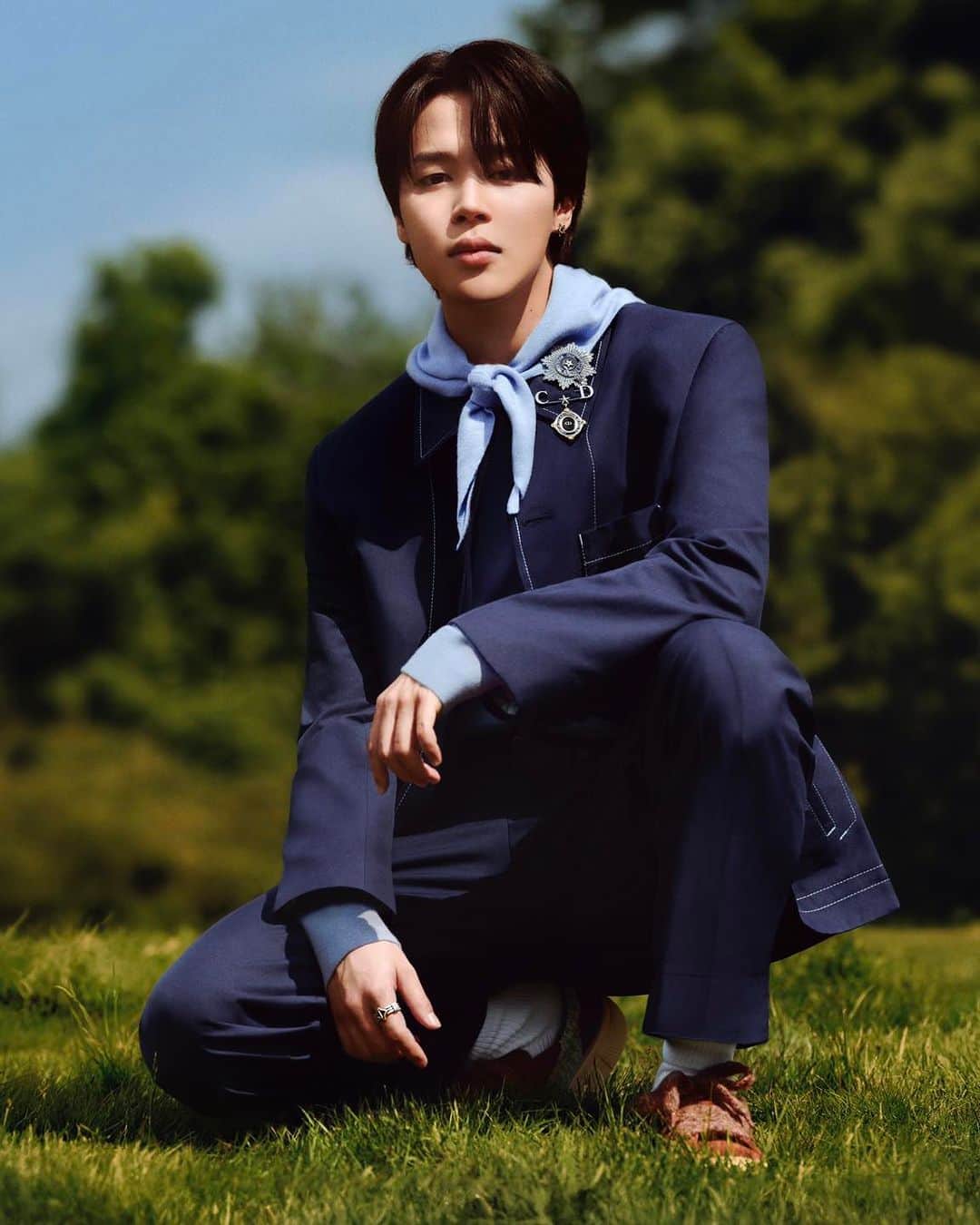 のインスタグラム：「Through a playful mix of streetwear and tailoring, revisited preppy knits and removable bandanas, as seen on Dior Global Ambassador @J.M, @MrKimJones for #DiorSpring24 redraws the contours of the Dior men's wardrobe. A dash of London cool nods to his teenage years absorbed in the pages of magazines, and the Buffalo aesthetic of Ray Petri. © @AlasdairMcLellan」