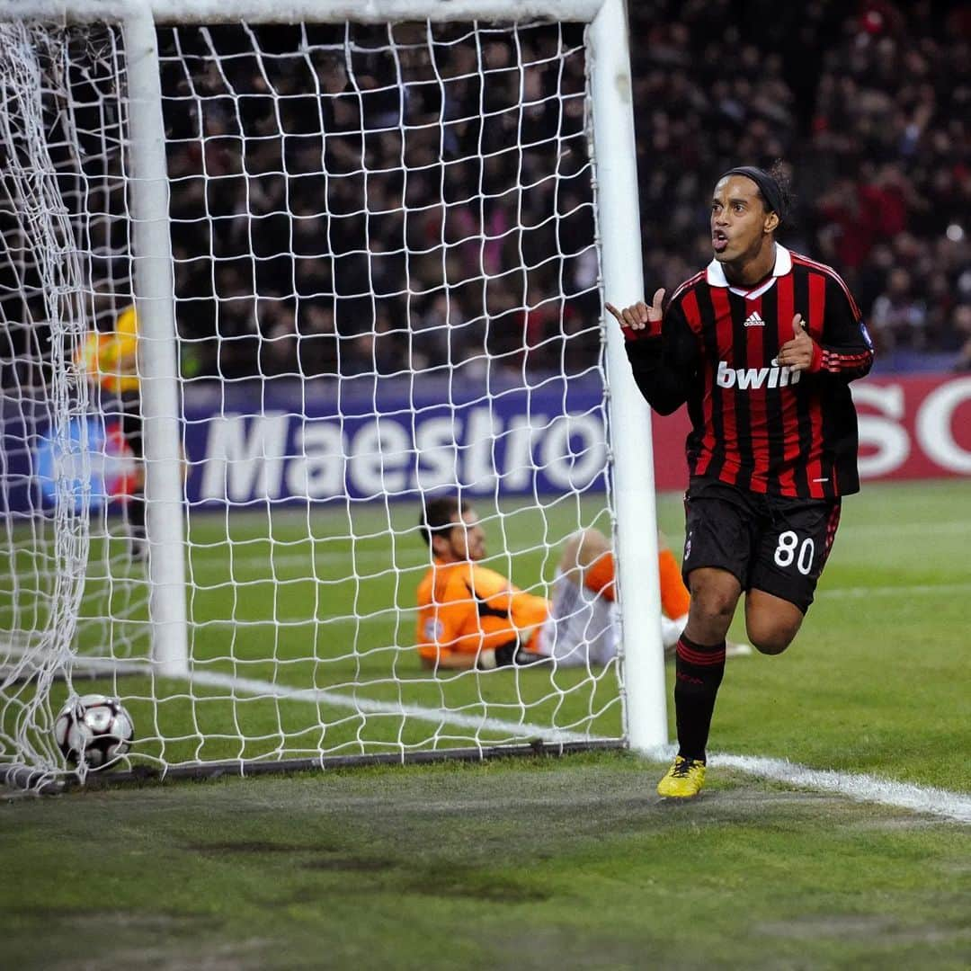 ロナウジーニョさんのインスタグラム写真 - (ロナウジーニョInstagram)「Meu primeiro gol na Champions com o @acmilan 🔴⚫ Lindo momento em um jogo tão importante… Sempre Milan!!! 💪🏾」11月3日 21時53分 - ronaldinho