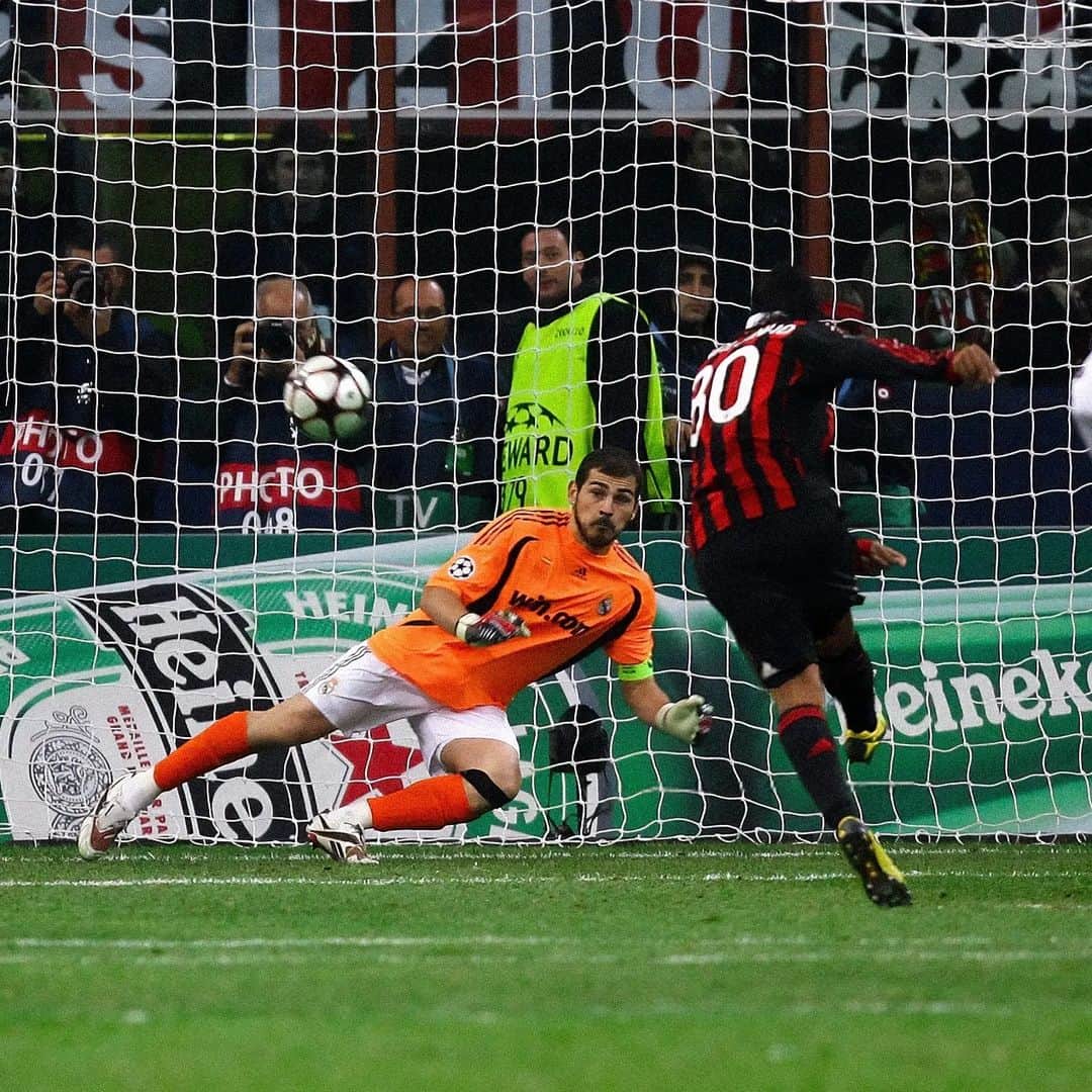 ロナウジーニョのインスタグラム：「Meu primeiro gol na Champions com o @acmilan 🔴⚫ Lindo momento em um jogo tão importante… Sempre Milan!!! 💪🏾」