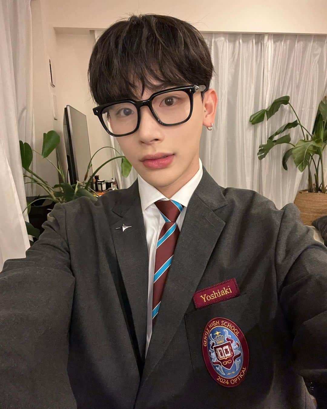 よしあきのインスタグラム：「🏫📚👓」