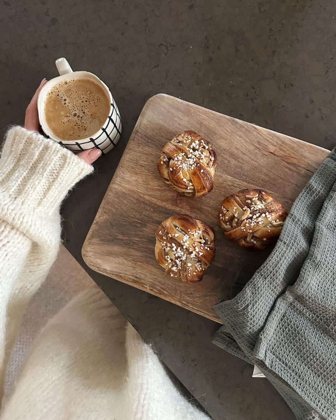 ジャニー・ディラーのインスタグラム：「We take fika very seriously here in Sweden ☕️🥨」