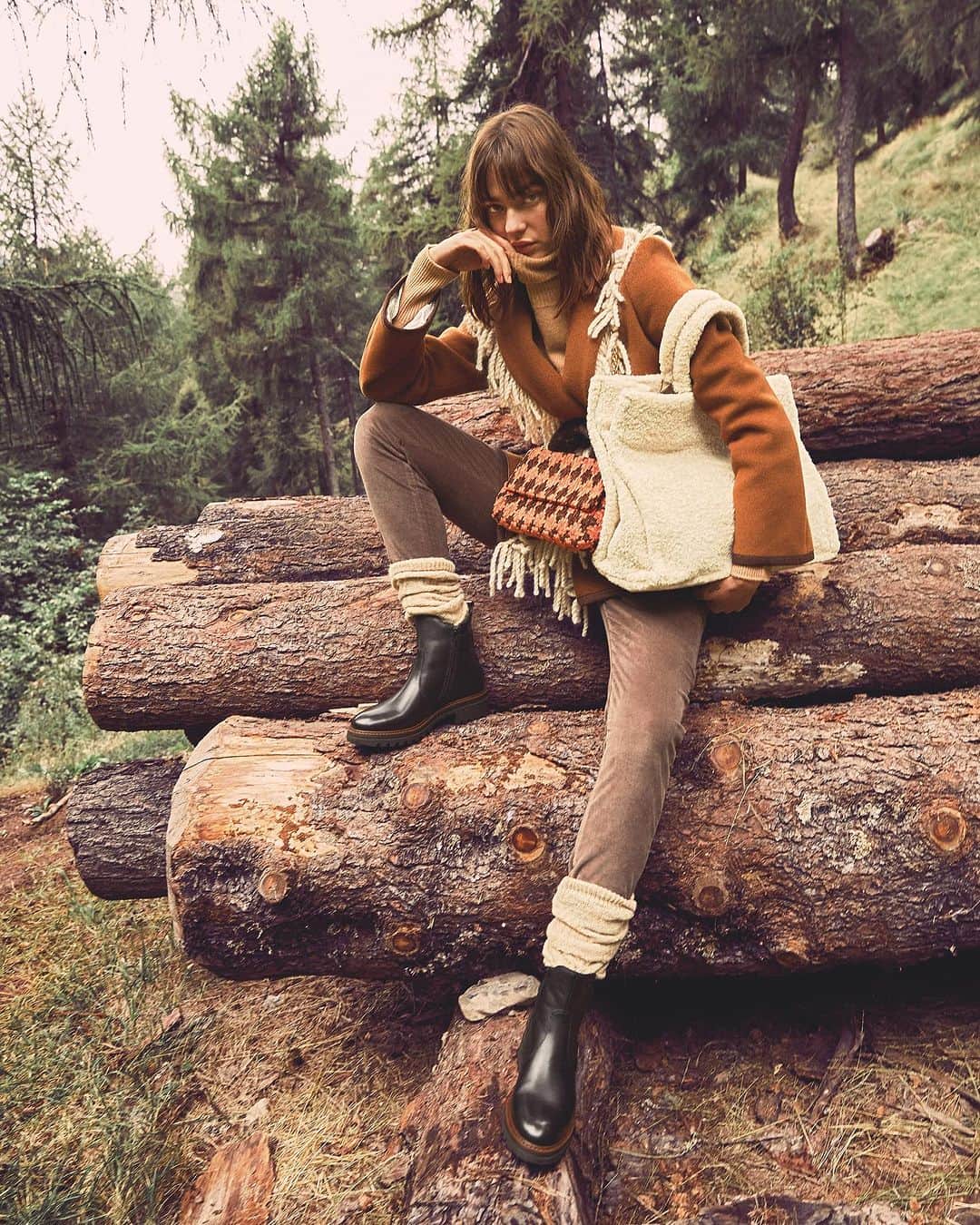 コチネレのインスタグラム：「Get inspired for your winter looks and elevate them with our Coccinelle FW23 collection - spotted in F magazine.   #Coccinelle #FW23  @thatsfabofficial  @sonolucadini   Ph @ghianinson  Stylist @camirebecca」
