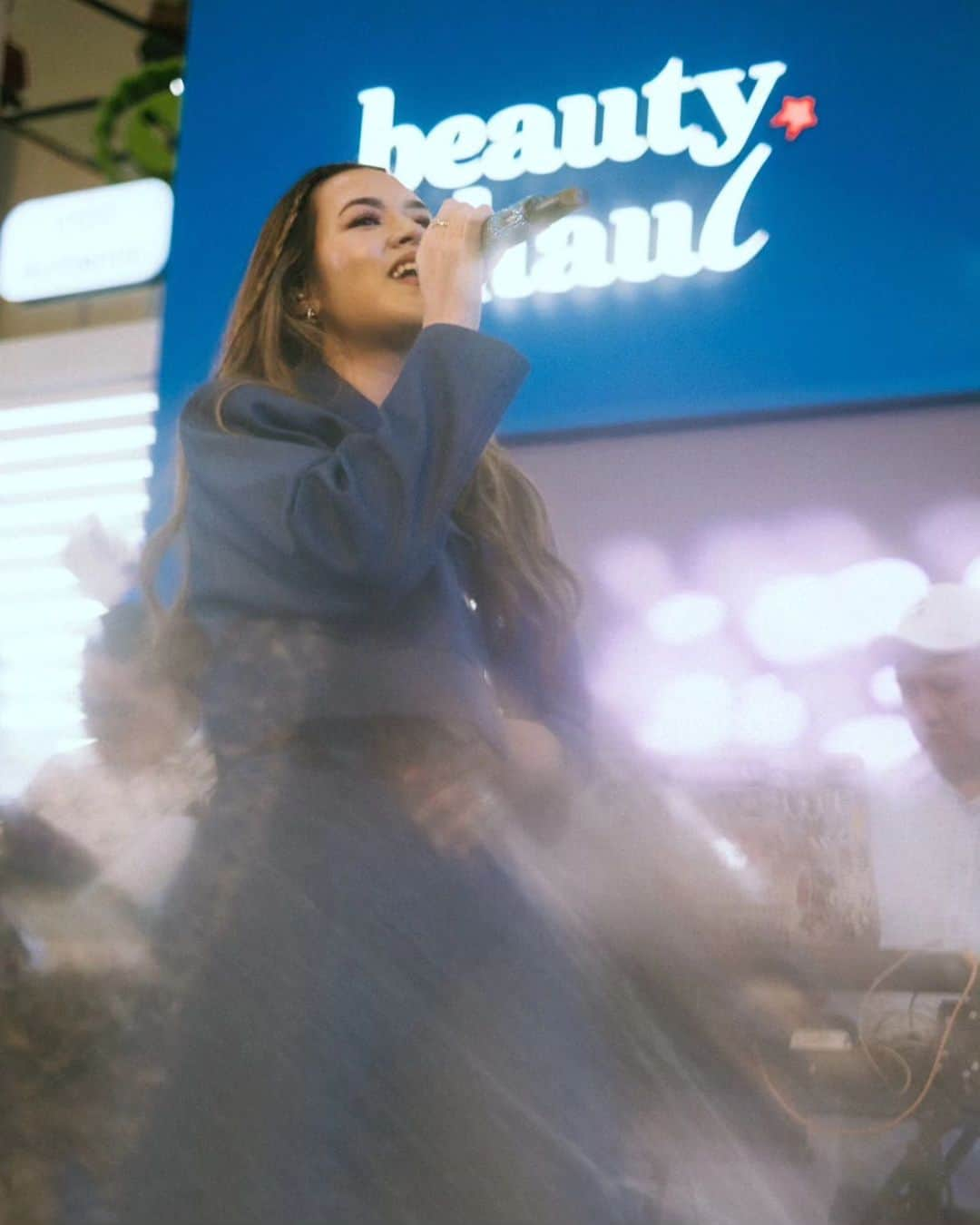 Raisa Andrianaさんのインスタグラム写真 - (Raisa AndrianaInstagram)「A little throwback from last weekend @beautyhaulofficial Udah lama ngga manggung di atrium mall begini ruame bangett, sayang banget sama penonton anti jaim ginii.. Thank you yang udah nyanyi bareng aku dan belanja @officialrainebauty pastinyaa 🫶🏻  Makeup // @ferryfahrizal  Hair // @ibaayy___  Styled // @elcofrebliaman  Photo // @agrasuseno」11月3日 21時57分 - raisa6690