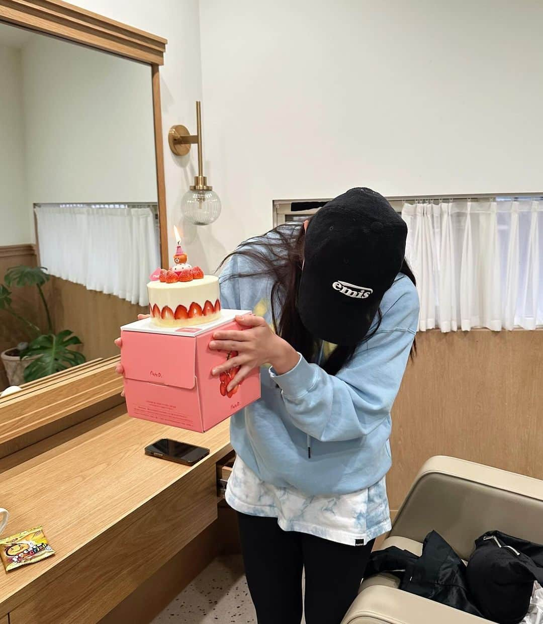 エルキーさんのインスタグラム写真 - (エルキーInstagram)「謝謝各位的生日祝福🎂 생일 축하해주셔서 감사합니당❤️ Thanks for all the birthday wishes💓  今年收到了很多生日驚喜，真的真的很感謝大家願意寵愛如此微小的我🩷  25，我覺得是一個很棒的歲數，我非常期待，也相信接下來的人生將會更精彩🙌🏻  謝謝媽媽💖辛苦了媽媽❣️  #눈치가느린편인가 #每個驚喜都成功了 #我該反思一下自己了😂  #HappyElkieDay🧝🏻‍♀️🦌」11月3日 21時57分 - chongtingyanelkie