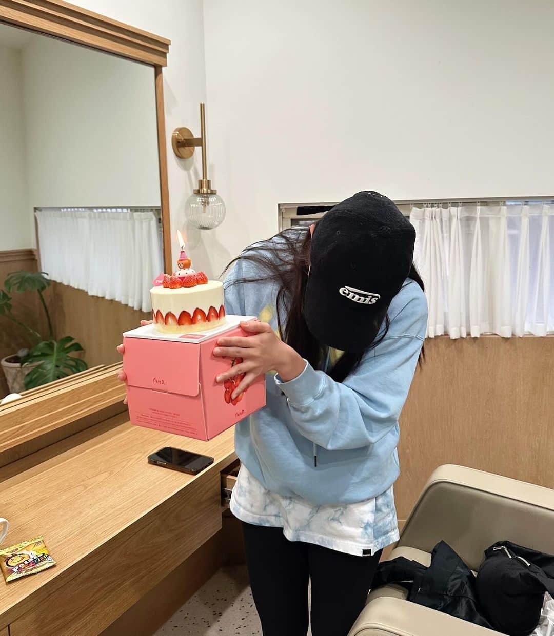 エルキーのインスタグラム：「謝謝各位的生日祝福🎂 생일 축하해주셔서 감사합니당❤️ Thanks for all the birthday wishes💓  今年收到了很多生日驚喜，真的真的很感謝大家願意寵愛如此微小的我🩷  25，我覺得是一個很棒的歲數，我非常期待，也相信接下來的人生將會更精彩🙌🏻  謝謝媽媽💖辛苦了媽媽❣️  #눈치가느린편인가 #每個驚喜都成功了 #我該反思一下自己了😂  #HappyElkieDay🧝🏻‍♀️🦌」