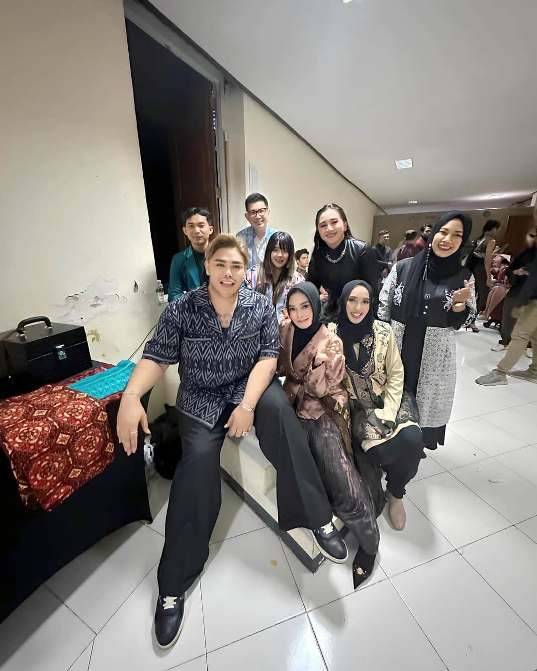 Ivan Gunawanのインスタグラム：「Back stage situation at @eastjavafashionharmony  @disbudporaparsby  with  surabaya  talented designer ❤️❤️❤️」