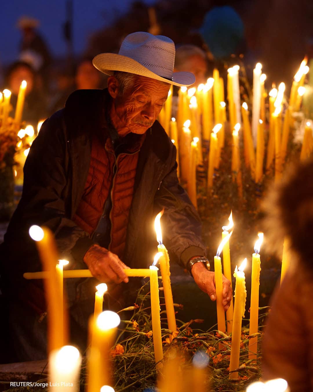 ABC Newsさんのインスタグラム写真 - (ABC NewsInstagram)「People light hundreds of candles to decorate the graves of their relatives in a ceremony called alumbrada, as part of the Day of the Dead celebrations in Mexico.」11月3日 22時30分 - abcnews