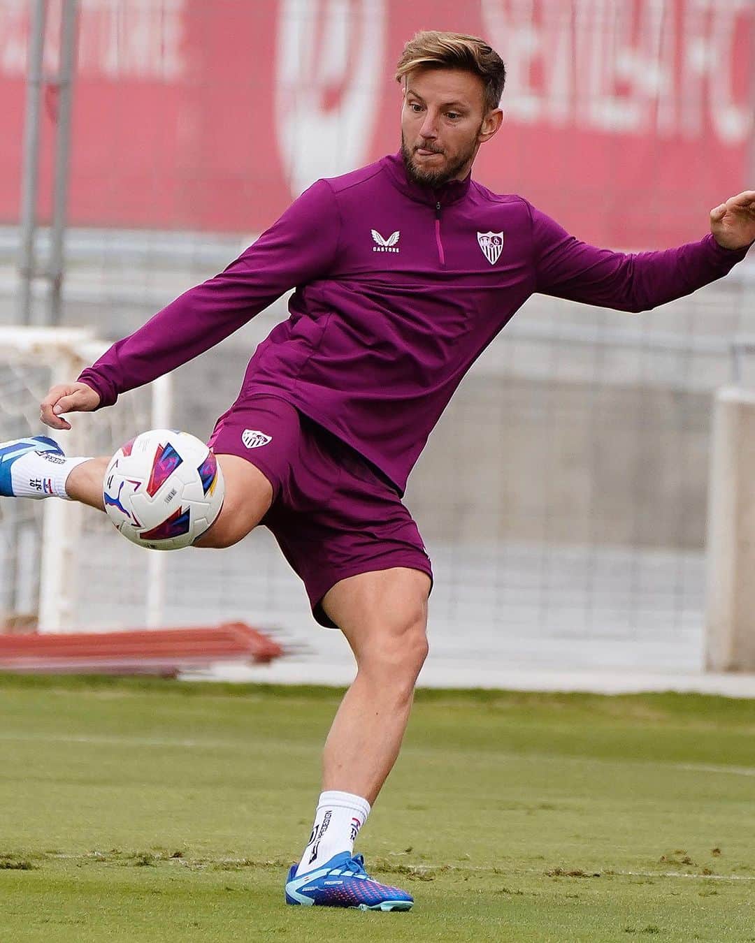 セビージャFCのインスタグラム：「¡Último entrenamiento antes de poner rumbo a 𝗩𝗶𝗴𝗼! 🛫🔜  #CeltaSevillaFC ⚽️」