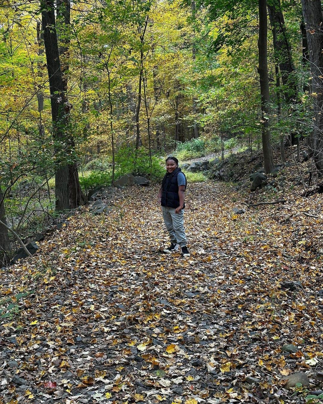 エブロ・ダーデンさんのインスタグラム写真 - (エブロ・ダーデンInstagram)「fall hiking w/ the trailblazer Isa ….」11月3日 22時03分 - oldmanebro