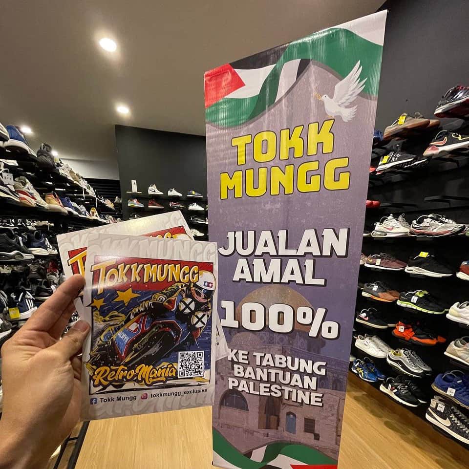 Koleksi Komik Malaysiaのインスタグラム：「5,000 poster percuma untuk sahabat di Retromania, jangan lupa singgah booth Tokk ya😎🇵🇸✌️#retromania」