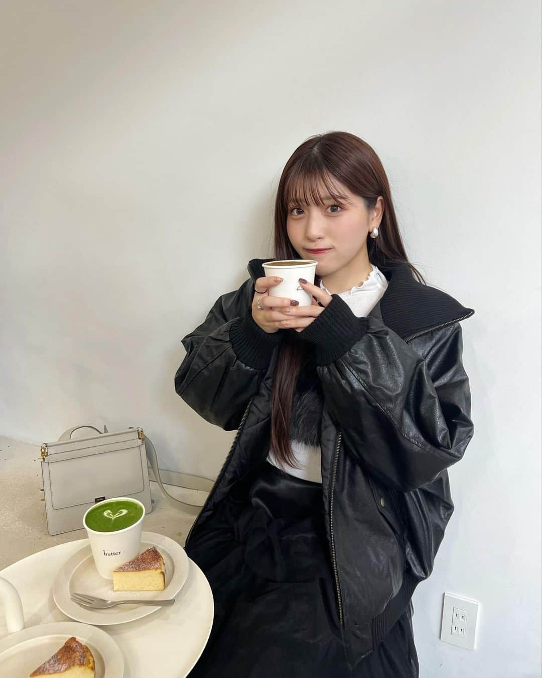 宇佐神星（きらり）さんのインスタグラム写真 - (宇佐神星（きらり）Instagram)「大好きな #buttercoffeestand さんで、12/1から発売されるバスクチーズケーキを一足お先にいただいてきました🥮  バニラビーンズが効いてて滑らかで美味しすぎたから、 ぜひ一度食べてみてほしい🤤✨  そして、この日はアウターが @classicalelf_official で ビスチェとスカートは GRLです🖤  ヴィンテージライクなフェイクレザーのジャケットが コーデをまとめてくれるよ😈 ( Black / Mサイズ / 164cm)  #クラシカルエルフ #classicalelf #エルフコーデ #java #ジャバ #ユニクロ #ザラ #zozo #zozotown #zozo購入品 #zozotown購入品 #レザージャケット #フェイクレザー #タートルネック #骨格ストレート #秋服 #butter」11月3日 22時05分 - kirari_usami