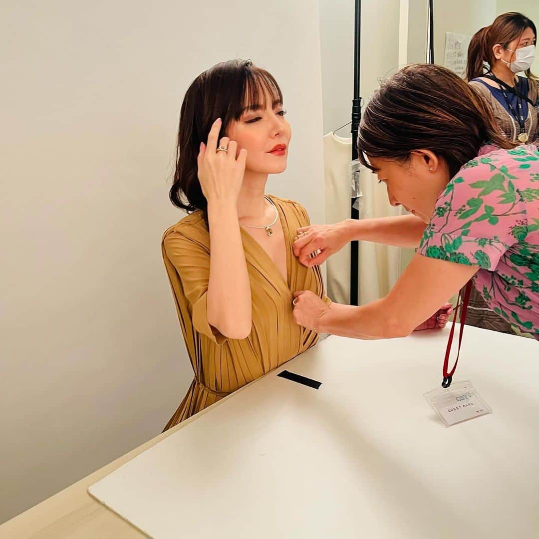 久本直美のインスタグラム：「メイキング💜 お笑い編  スタイリストさん、ヘアメイクさんには現場で付きっきりでケアしていただいてます💄 有難い✨ でも、よく見たら私半目ー🤭笑  2枚目😂 カリスマカメラマン📷 いつも冗談ばかり話していて笑 この日も噛み合っているようで噛み合ってない🤭 癒されてます😊笑  #ガイド誌オフショット」