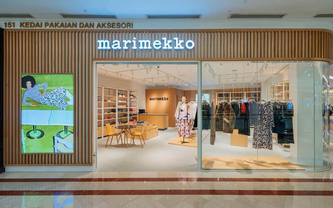 マリメッコのインスタグラム：「Hello, Kuala Lumpur! 👋  Last month, we celebrated the grand opening of our first store in Malaysia! Our new store at @suriaklccmall invites you to discover our colorful world of timeless design, bold prints and colors. Explore our fall-winter ‘23 clothing, bags, accessories, and selected home goods.  Marimekko Malaysia 📍 Suria KLCC 🕙 We're open daily from 10:00 AM to 10:00 PM.  We look forward to seeing you!   #marimekko #marimekkomalaysia #SuriaKLCCMall #KLCC」