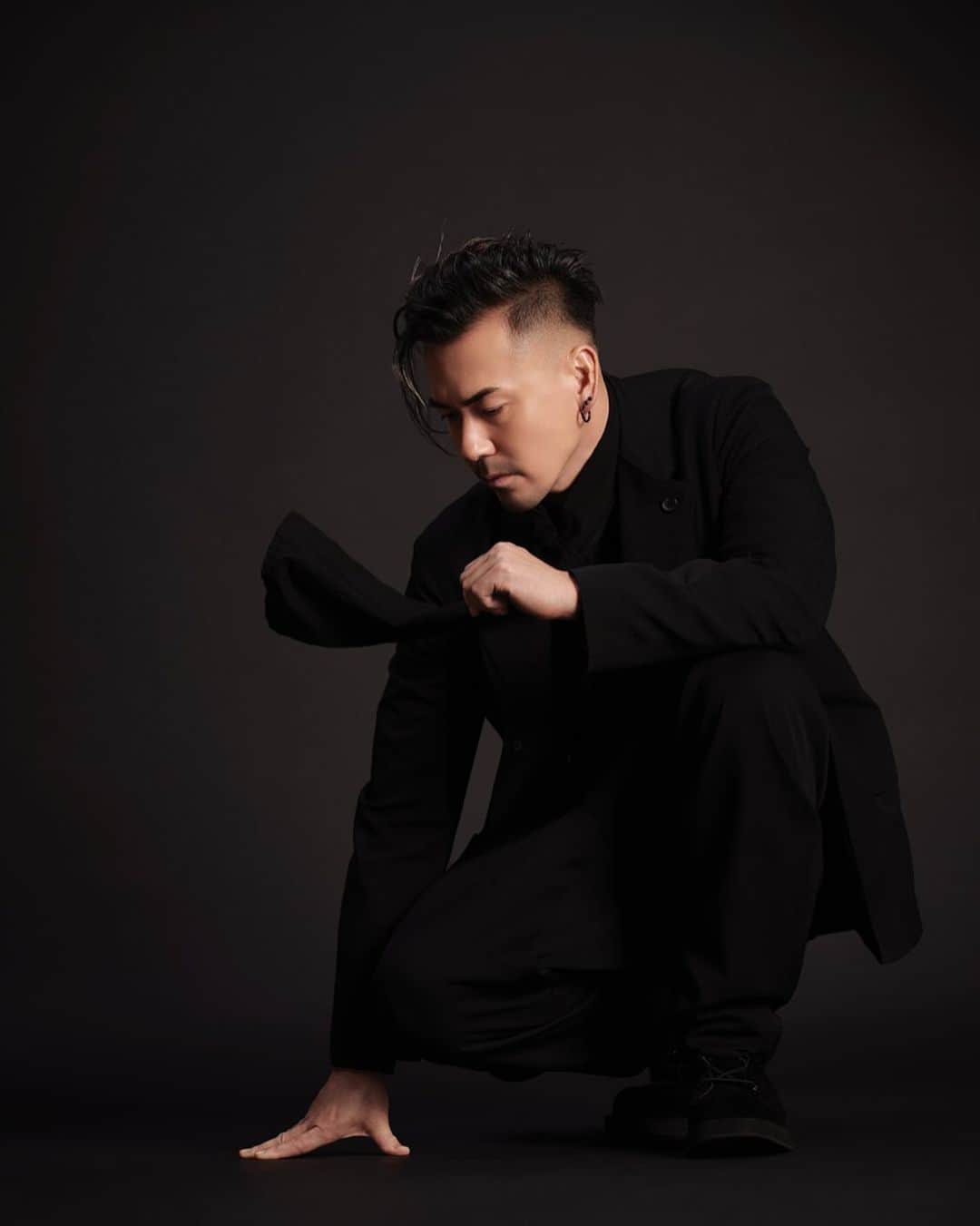 米倉利紀のインスタグラム：「brand new visual for 2023   #toshinoriYONEKURA #newalbum #27th #blackLION #pieinthesky #yohjiyamamoto  photographer: kazuyoshi shimomura hair and makeup: kohey stylist: shogo sone designer: jun hirota costumes provided: yohji yamamoto」