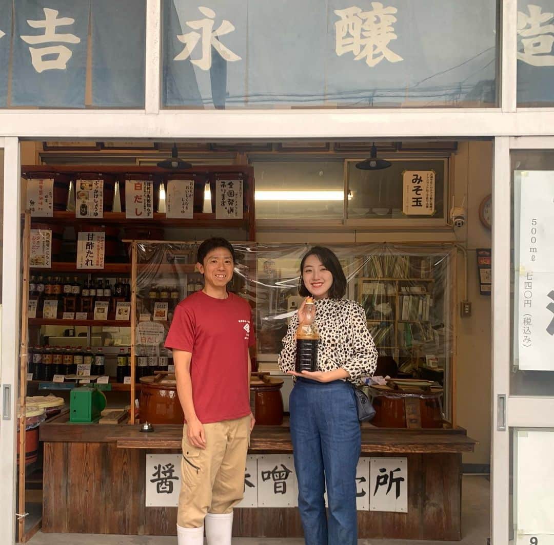 美川愛実のインスタグラム：「吉永醸造さんで甘ーいお醤油をいただきました。 福岡にいた時も甘いお醤油で育ちましたが、鹿児島に来てさらに甘いお醤油好きになった気がします。 貴重な工場での作業も見学させていただきました。  あの香り、忘れられないな☺️  あすのナマ・イキでオンエアです😄 みなさんも一緒に秋の街をめぐりませんか🍁  @yoshibishi」