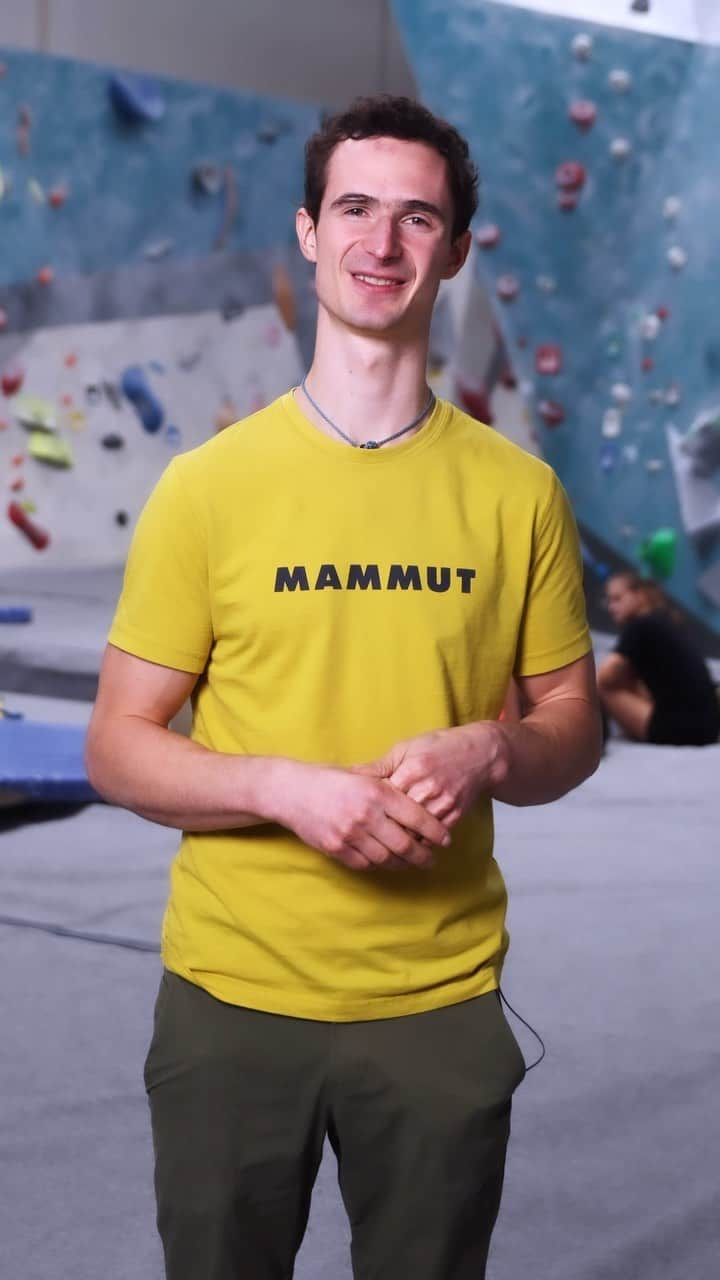 アダム・オンドラのインスタグラム：「Hey climbers, no matter what level you are climbing at 🤜🤛, there are a few basic rules that apply to all climbers when training on a bouldering route ☝️ The ideal composition of a bouldering session should include 30 minutes of warm-up and 90 minutes of climbing. It is important to try out different profiles and styles that the bouldering area has to offer. Choose boulders that are just challenging enough so that you won’t complete them in one attempt or that you’ll struggle with and might not be able to top them at all 🔥 Take long breaks, at least five minutes, between each attempt. Never spend too much time on a single boulder problem. Leave what you can’t climb for your next visit 😎  Do not forget to download the free PDF leaflet 👌 in the video description and join me in the new YouTube membership section to get access to my next TIPS & TRICKS videos (the second one with Tereza is already waiting for you there), earn special perks and enjoy bonus climbing content ⏩ the link is in BIO.   Look forward to seeing you there 💪  #adamondra #TipsandTricks #climbing #bouldering #sportclimbing #rockclimbing  #climbingtraining #climbinginspiration #climbinglife #climbinggym #training  #lezeni  @euroholds @hangarbrno」