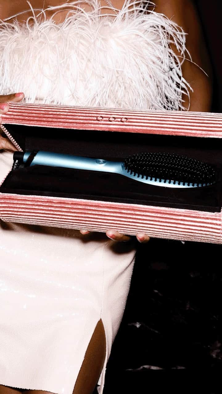 ghd hairのインスタグラム：「It’s tiiiiiime (to get your Christmas shopping started)🎄🎅🏼✨ Gift the legend of ghd this Christmas with our gorgeous glide hot brush in alluring jade with gorgeous dusty pink vanity case 🤍  #ghd #ghdhair #ghddreamland #giftsforher #giftideasforher #giftideas」