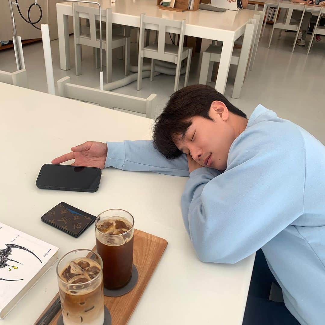 Lee Si-gangさんのインスタグラム写真 - (Lee Si-gangInstagram)「졸령😴 (眠っ！！)😴🥱」11月3日 22時10分 - lee_si_kang