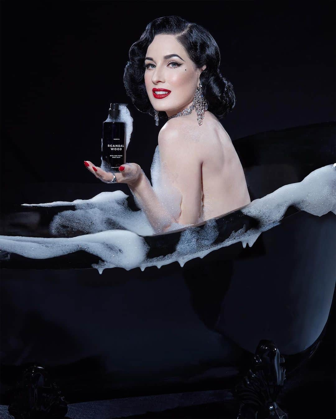 ディタ・フォン・ティースのインスタグラム：「Seduce the senses. SCANDALWOOD Body Wash has arrived.   A luxurious plant-based, vegan body wash developed in collaboration with the queen of burlesque @ditavonteese . Exotic sandalwood, Bulgarian rose, musk, and sweet coriander wrap the body in a cocoon of voluptuous scented suds. 🌹🫧  This sulfate-free formula gently cleanses with botanical ingredients that are a gorgeous alternative to the harsh sulfates found in many cleansers, creating a rich lather while moisturizing the skin.  #dita #ditavonteese #ditafan #scandalwood #sandalwood #perfume #perfumes #fragrance #cleanbeauty #hereticparfum」