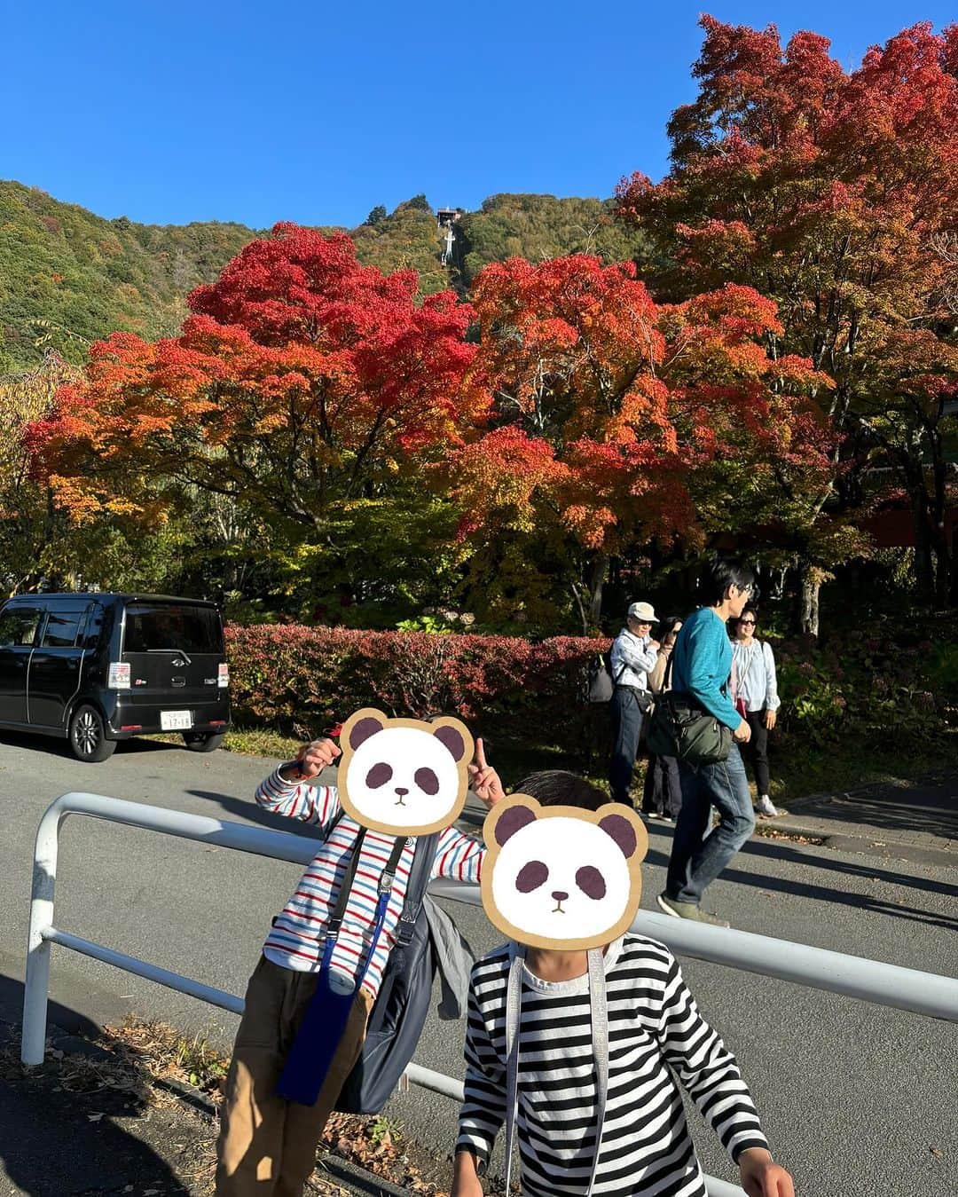 魚住咲恵さんのインスタグラム写真 - (魚住咲恵Instagram)「お天気良いし、どっか行こうか！ って、思いつきで家を飛び出し、電車に乗ってからの作戦会議。 特急に乗りたい‼️ その願望ひとつで、“かいじ”に乗ることを決め、 たどり着いたのは、河口湖。 11月とは思えない暖かな日差しに、真っ赤に色づいたもみじの葉っぱがキラキラ光ります。 遠くには、3日前に降った雪で、うっすらと雪化粧した富士山を臨む…  さっき決めた旅とは思えない、満足度（笑）  先週からちょうど、もみじ祭りも始まったようで、今、河口湖オススメです✌️  帰りも、長男の乗りたい“富士回遊”という特急に乗り、成田エクスプレスに、あずさ、1日に数本しか運行していないレアな電車を発見したり…ラッキーがいっぱい✌️無事に家に帰れて、ホッとしていると、 長男が「ママ、今日は素敵な旅行に連れて行ってくれて、ありがとう😄」って。 それにつられて、次男も「ママ、ありがとう😊」  こんなことが、言えるようになったんだ…🥲 ついウルッときたので、思いっきり、2人を抱きしめました♡ ワンオペだと、トイレひとつとっても、大変。どちらかは、何かしらを我慢しないといけないし。私も余裕が無くて、優しさに欠けることが多々ある でも、このワンオペの旅をする度に、本当ーーーに長男も次男もたくましく、優しくなるのよ。 ワンオペで、余裕がない私の姿を晒す度に、頼もしくなってくれるんだよね。 今回も、長男にも、次男にも、たくさん助けてもらって、『ありがとう』はママの言葉なんだ、本当は。  と、同時にまた大切なことも見えてきた。 パパがいると、つい抱っこしてもらって、買いたいもの買ってもらって、意見が分かれたら、二手に分かれればいい。我慢の無い、なんでも手に入る旅ができる。 子どもたちには、それにも“ありがとう”って気づいてもらえるように伝えていかなきゃ！今度はそこかな😆  ありがとうって、嬉しい言葉 あるって、幸せ。 あれもある、これもある  あぁ、幸せ😍  #ワンオペ旅行  #成長の旅 #男の子兄弟  #ありがとう #魚住咲恵」11月3日 22時13分 - sakie_uozumi.official