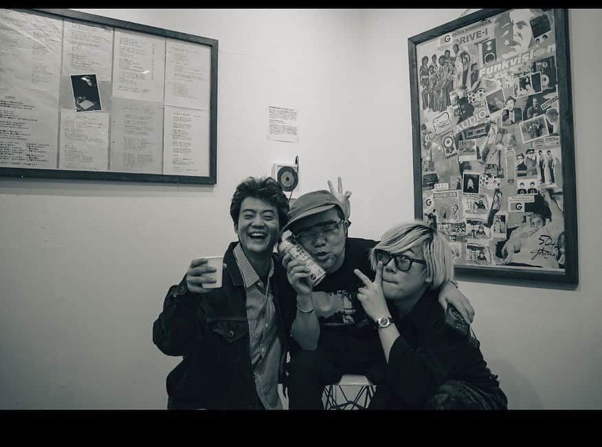西寺郷太のインスタグラム：「FIVE NEW OLD のヒロシ　@hiroshifivenewold とレトロリロンの @numw69 ヌマが #西寺郷太史料展 の終了間際に来てくれたのでそのまま閉めて飲んだ夜の写真。この後、若い二人に合わせてもつ鍋を食べた^_^。  ヒロシは跳ね上げ式のメガネをゲットしてくれた^_^。似合う‼️」