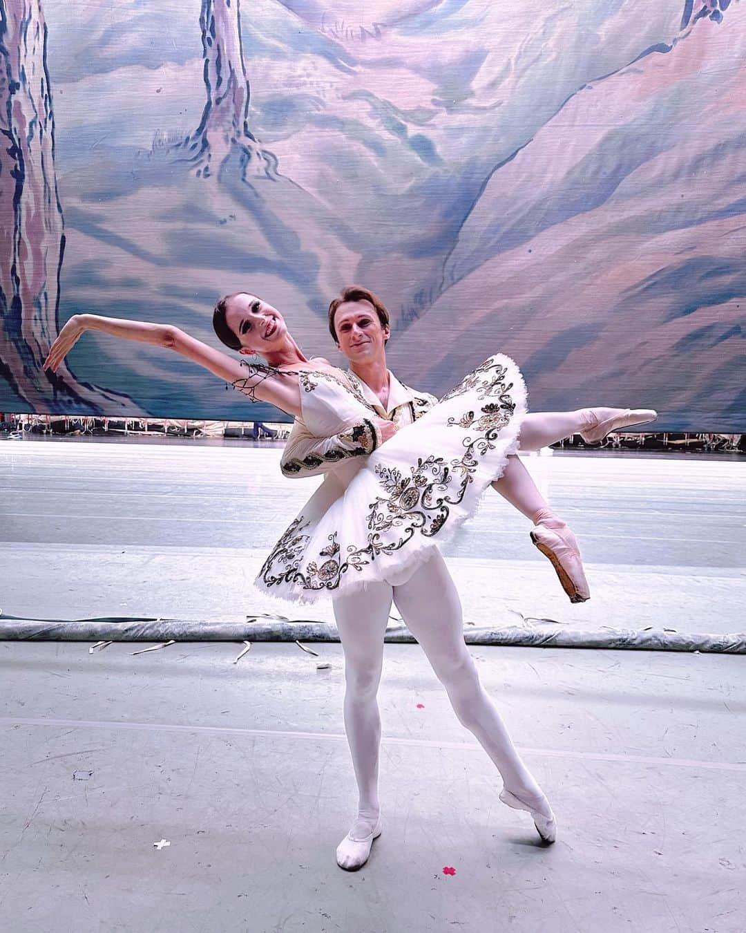 マリア・コーレワのインスタグラム：「A post of GRATITUDE! 🤍 To this wonderful ballet partner, the most hardworking dancer and just the kindest person @philipp_stepin 🫶🏻 I feel like if it wasn’t for your continuous support this China tour might’ve gone multiple wrong ways for me… You’ve made it super easy for me and I will always be grateful ☺️ A few clips from our last show of the tour - DonQ in Zhuhai yesterday, Wedding Pas de Deux and final bows 💃🏻 P.S. I don’t know about you guys but for me white costumes are the way to go for act 3! They just add to the mood 100% 💥  Пост БЛАГОДАРНОСТИ! 🤍 Этому замечательной балетному партнеру, трудолюбивейшему танцору и просто самому доброму человеку @philipp_stepin 🫶🏻 Если бы не твоя непрекращающаяся поддержка, мне кажется, эти китайские гастроли для меня много раз могли бы «свернуть не туда»… Спасибо за то, что разделил со мной все горести и радости жизни на сцене ☺️ Несколько видео нашего последнего спектакля гастролей - Дон Кихот вчера в Чжухае, свадебное па-де-де и финальные поклоны 💃🏻 P.S. Не знаю, как для вас, друзья, но для меня белые костюмы — лучший вариант для третьего акта! Они просто добавляют настроения на 100% 💥」