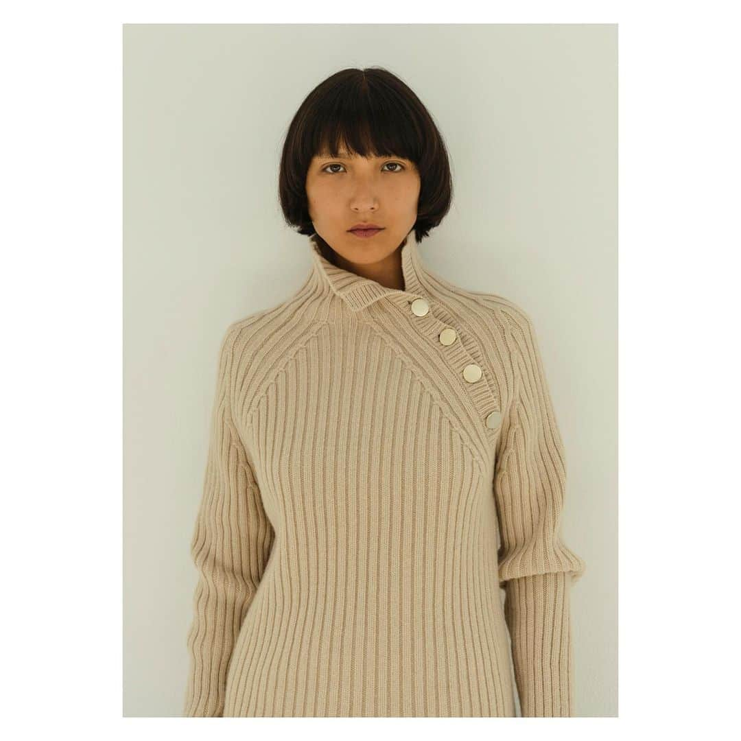 リカさんのインスタグラム写真 - (リカInstagram)「Walter 🤍 Cosy up for the weekend in Walter jumper cashmere merino jumper !   @karinazharmu @platformagencyamsterdam captured by @caspermatthijsvanderlinden  HaM @daninezwetshairmakeup   #rikastudios #madeinitaly #💚」11月3日 22時26分 - rikastudios_