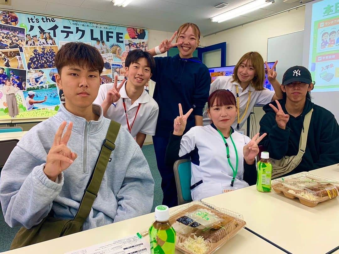 のインスタグラム：「11/3(金・祝)のオープンキャンパスでの1コマ📸 見学者の高校2年生と学生スタッフでお食事前にハイチーズ😁✌️体験実習ではテーピングを巻いてみました🤏 土日、祝日のオープンキャンパスでお待ちしております🙌✨  #大阪ハイテク #専門学校 #医療 #スポーツ #バイオ #再生医療 #人工知能 #授業 #実習 #アスレティックトレーナー #鍼灸師 #柔道整復師 #臨床工学技士 #バイオ技術者 #AIエンジニア #新大阪 #高校生 #部活」