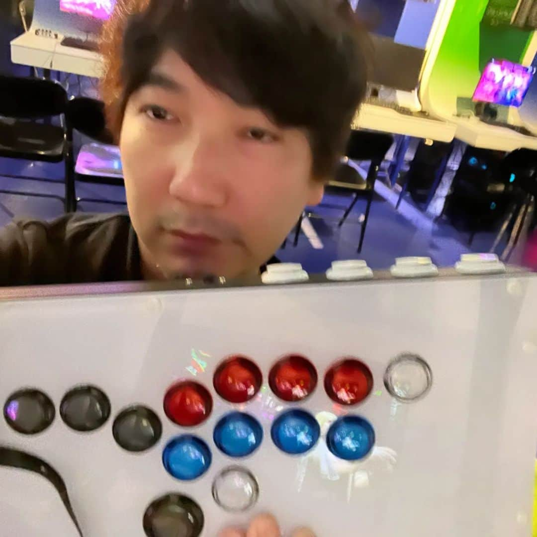 梅原大吾のインスタグラム：「Playing in France this weekend! 大会頑張ります #Sponsored @hitboxarcade #cpt2023 #capcomprotour2023」