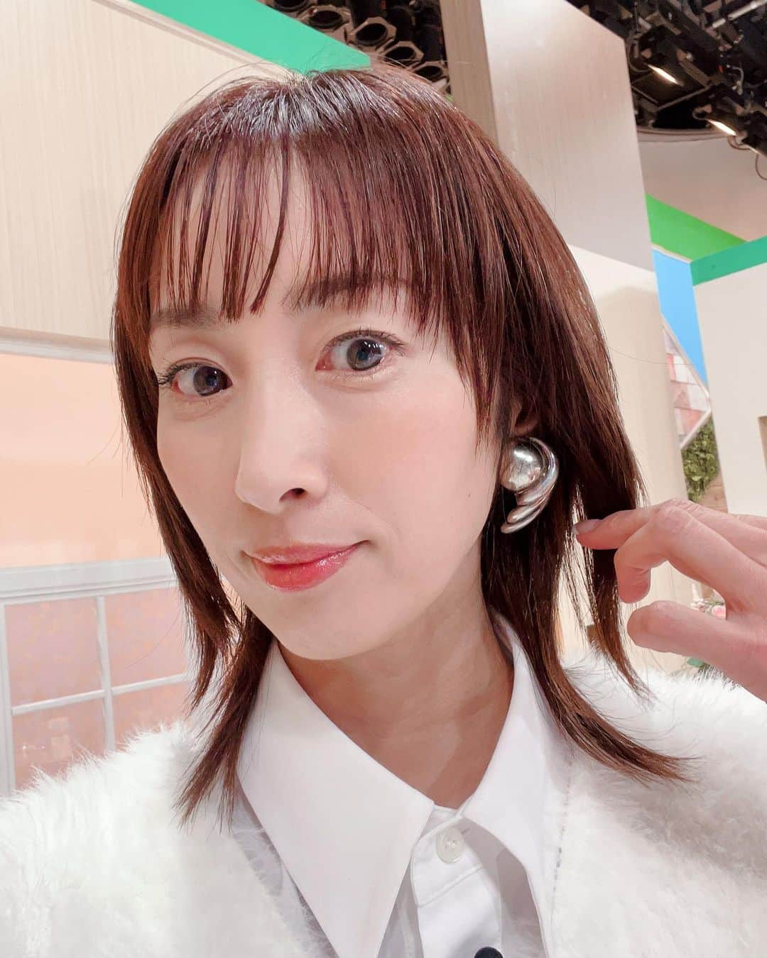 坂下千里子さんのインスタグラム写真 - (坂下千里子Instagram)「こんばんは！皆さま3連休いかがお過ごしでしょうか？ . 私は、テニス🎾して一日終わりました。 . 幸せです。上達したらもっと幸せです。ボレーが苦手です。YouTube観て勉強します。独り言です！ . . #皆様 #素敵な #連休 #お過ごし下さい   11/5　ゲンキの時間の衣装です！  ベスト　　@apuweiser_official シャツ、パンツ　@doublestandard_official  アクセサリー  @abiste_official  靴　@dianashoespress」11月3日 22時27分 - chiriko_sakashita_official