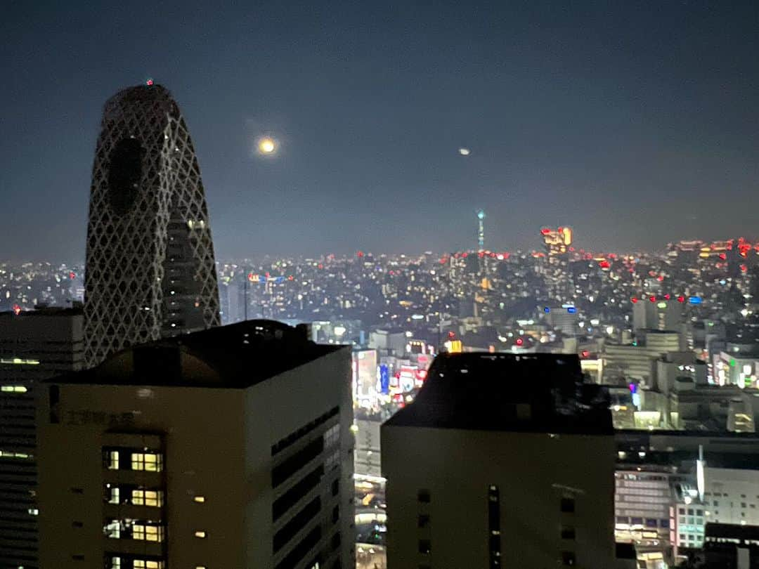 庄毛安那さんのインスタグラム写真 - (庄毛安那Instagram)「今宵の「月」は如何でしたか？🌕  ディナーショー最高すぎた😭  バラードメイン。 チャレンジしてよかった😭  ご来場頂いた皆様ありがとうございました！  大阪12/9‼️ 次回は「和」花魁衣装だー！！  写真も楽しみにしててね‼️」11月3日 22時27分 - ainashomo