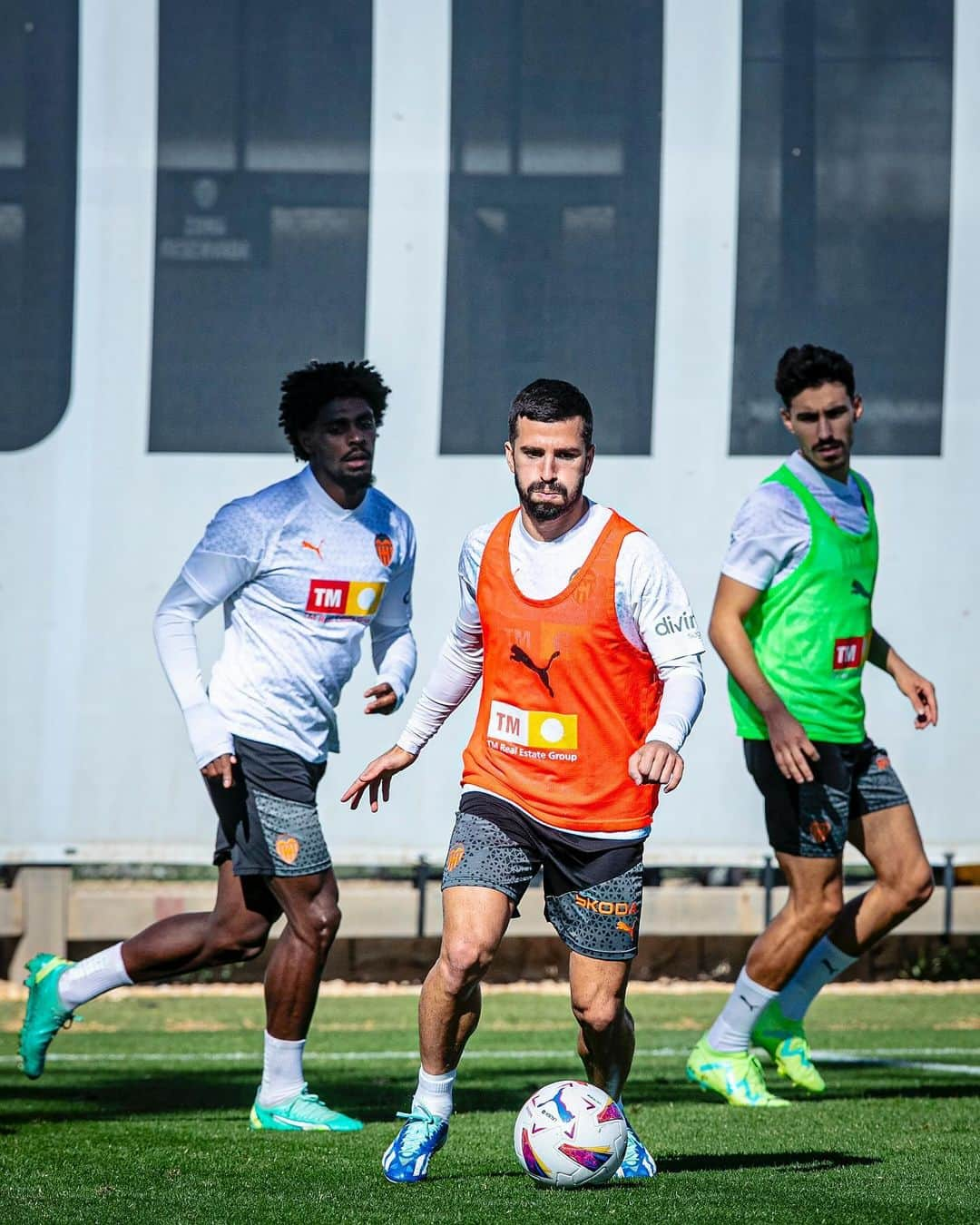 バレンシアCFさんのインスタグラム写真 - (バレンシアCFInstagram)「Non-stop ✖️ Preparando ya el #ValenciaGranada 🦇🏟️  #ADNVCF」11月3日 23時20分 - valenciacf