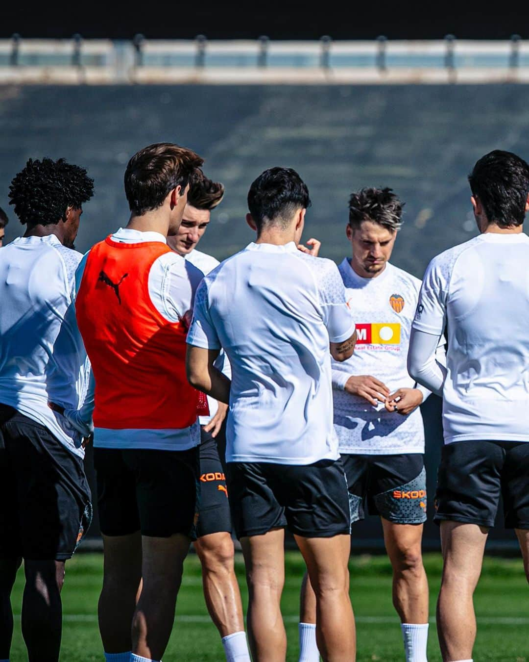 バレンシアCFさんのインスタグラム写真 - (バレンシアCFInstagram)「Non-stop ✖️ Preparando ya el #ValenciaGranada 🦇🏟️  #ADNVCF」11月3日 23時20分 - valenciacf