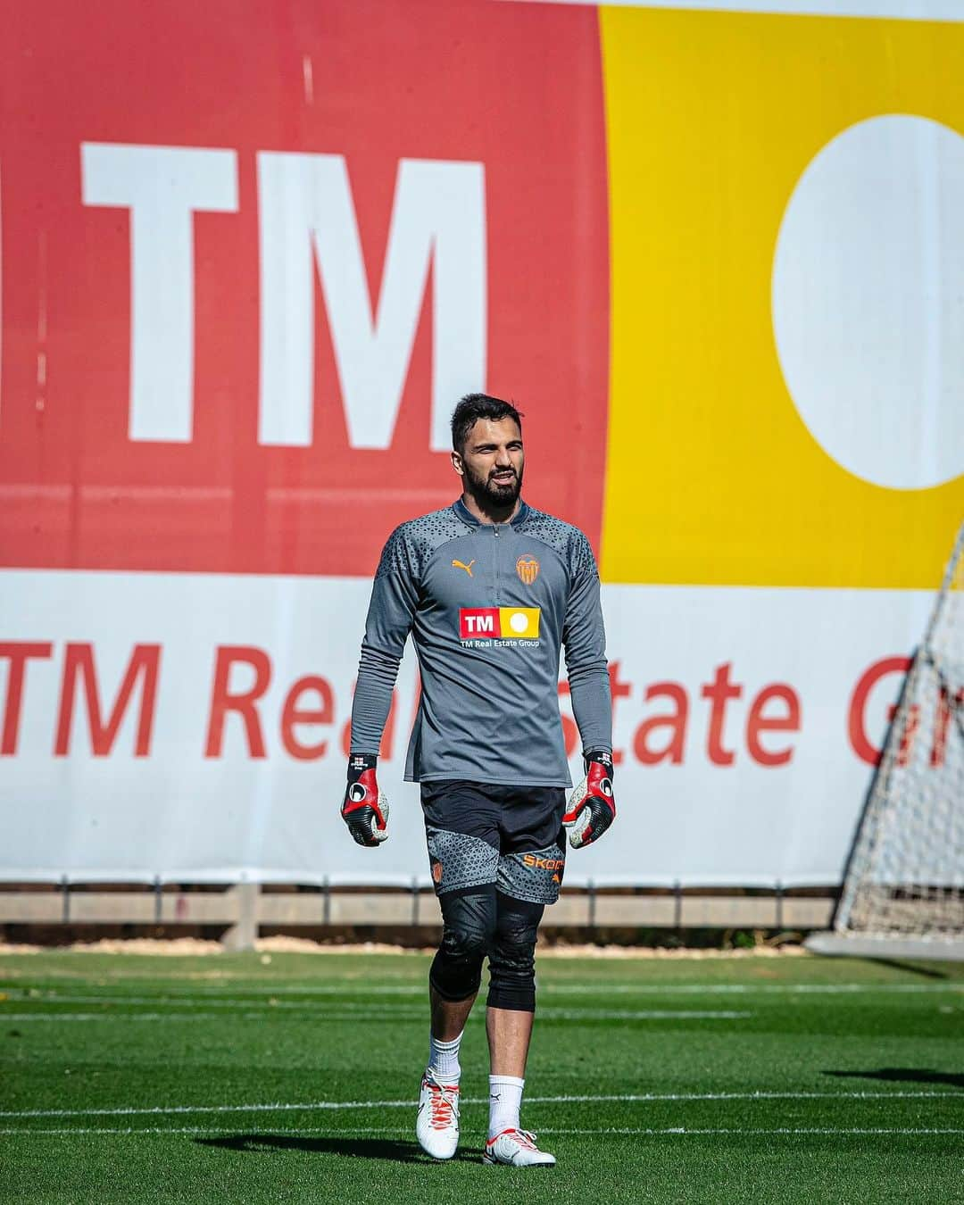 バレンシアCFさんのインスタグラム写真 - (バレンシアCFInstagram)「Non-stop ✖️ Preparando ya el #ValenciaGranada 🦇🏟️  #ADNVCF」11月3日 23時20分 - valenciacf