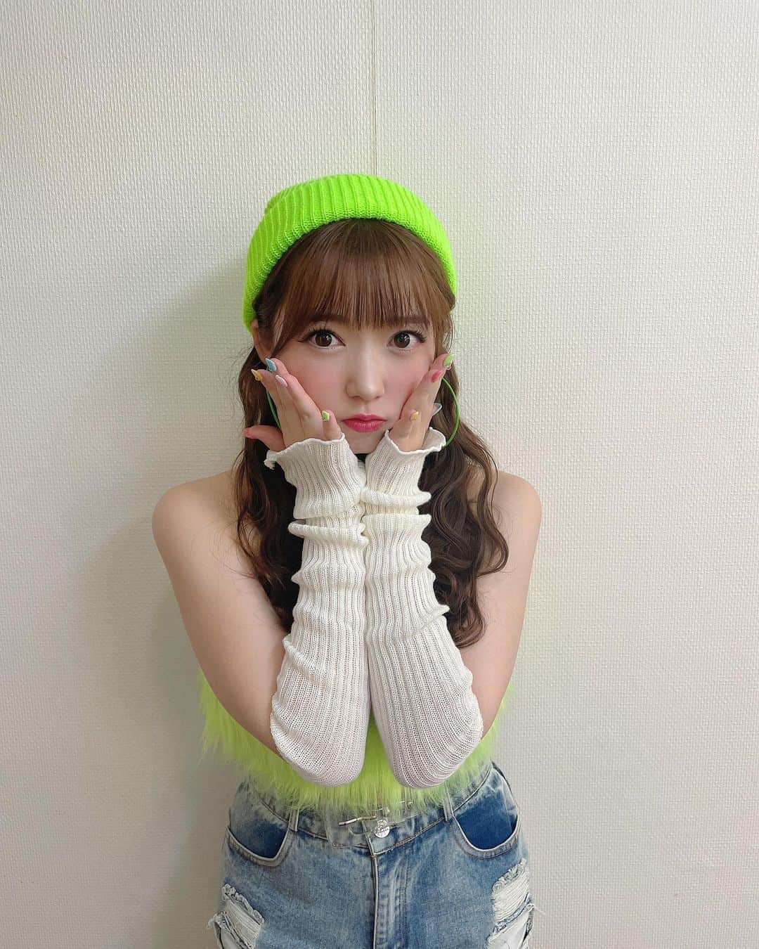 のインスタグラム：「* 💚🎀👱🏼‍♀️   ⁡ 卒業まであと3日、、！ あっという間だよぉ、🥲 ⁡ ⁡ #tsubaki_factory #山岸理子 #グッズがたくさん #チェックよろしく #ギャルりこよろ」
