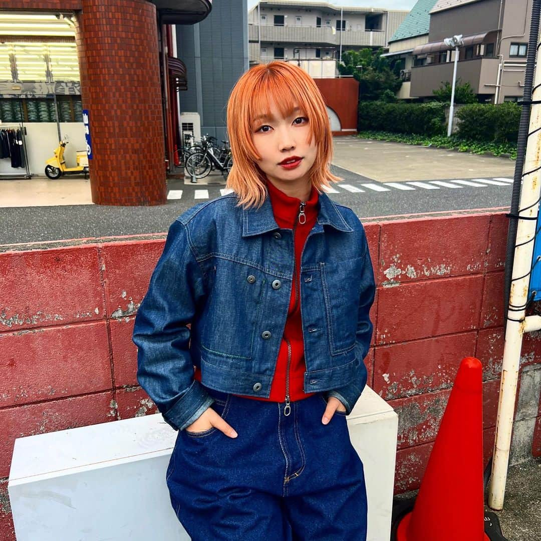 青空フミさんのインスタグラム写真 - (青空フミInstagram)「@gstarraw_jp  最近シンプルなデザインの服も 着こなそうとしてる☺️ これは、デニムジャケットも 中のパーカーもジースターロウ！！  秋っぽい服着たいけどまだ暑いかな、、、🤡♨️  素敵な11月になりますように😋💭  #gstarraw #ジースターロウ #派手髪 #オレンジ #オレンジカラー #姫カット #古着女子 #ボーイッシュコーデ」11月3日 22時19分 - _kerokerokerochan_