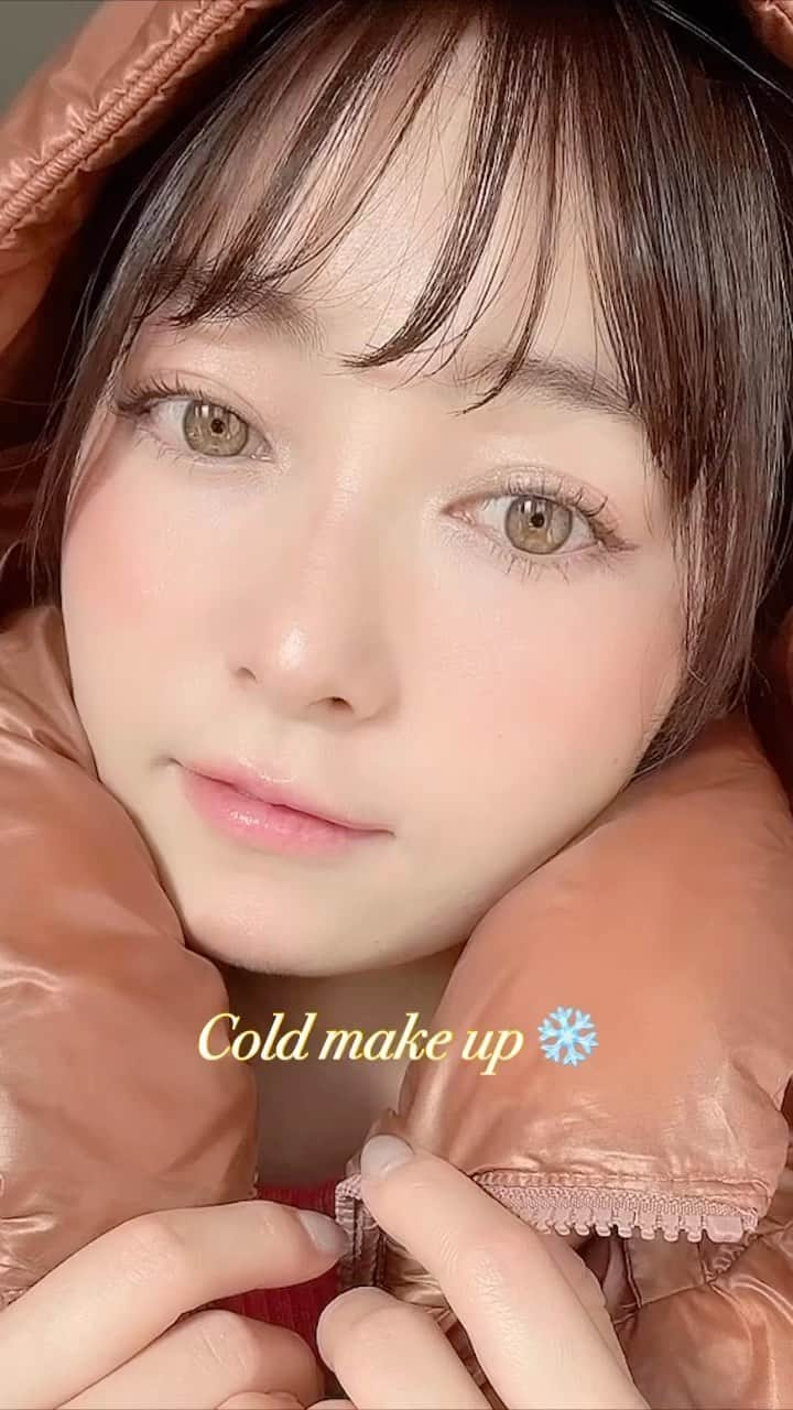 山口夏実のインスタグラム：「【cold make up❄️】  「私寒いんです😨誰か温めてー！❄️」 っていうメイク😮‍💨 海外でバズってたcold make up！  使ったコスメはこちら❄️ ✔︎ @narscosmeticsjapan #ライトリフレクティングファンデーション ✔︎ @lauramercier #ティンティドモイスチャライザーブラッシュ #pk5 ✔︎ @diorbeauty #ディオールスキン フォーエヴァー スキン コレクト コンシーラー ✔︎ @lauramercier #キャビアスティックミニ #04 #2202 ✔︎ @didion_beauty #リキッドグリッター　#01 ✔︎ @maybelline #br-1 ✔︎ @esteelauderjapan #マスカラ ✔︎ @clarinsjp #チェリー  #Coldmakeup#冬メイク#コスメ#新作コスメ#クリスマスコフレ#新作コスメ2022#ベスコス2022#美容垢#ディオールコスメ #ローラメルシエ#メイベリン#エスティーローダー#NARS#didion」