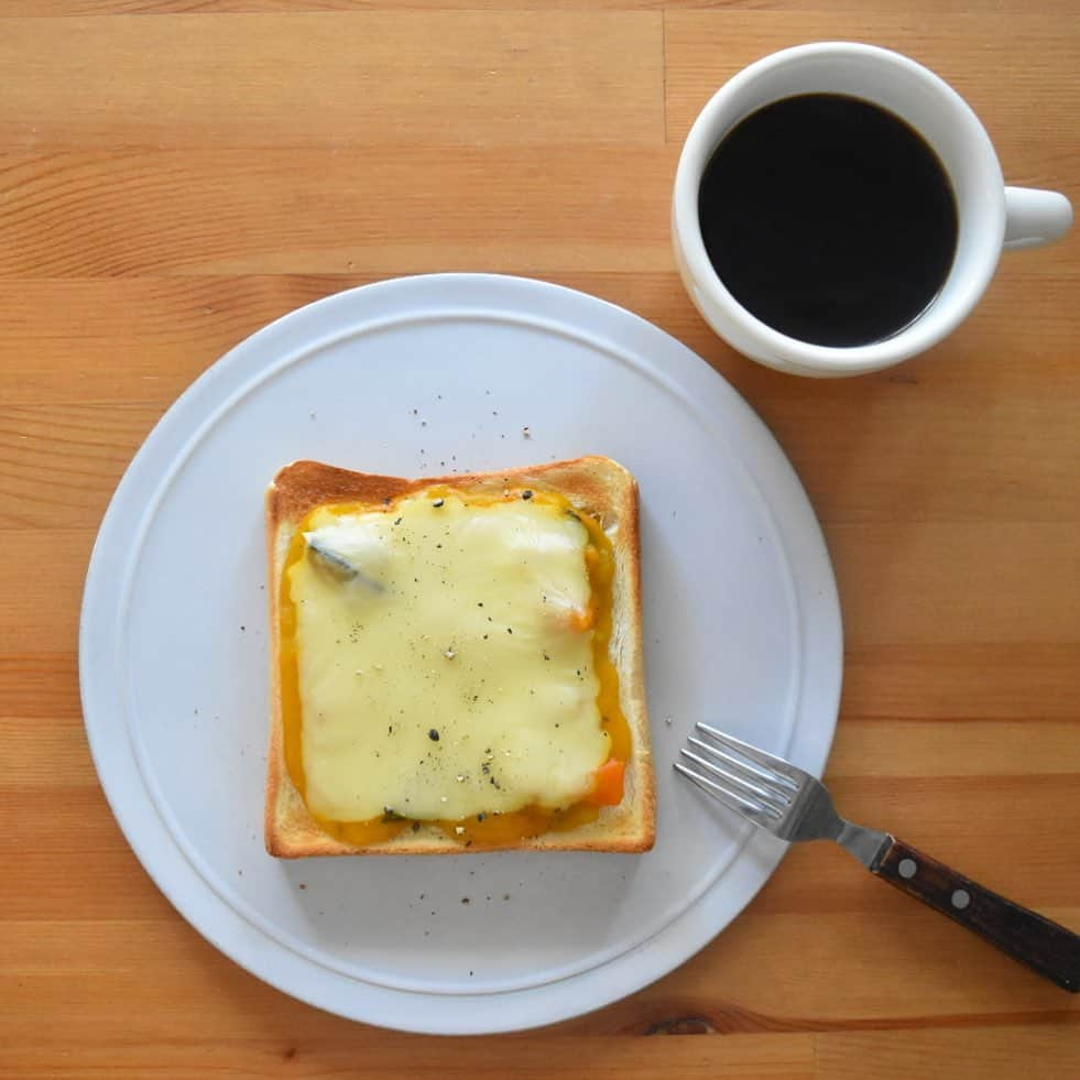 山崎佳さんのインスタグラム写真 - (山崎佳Instagram)「Today’s breakfast. 残りのかぼちゃスープにチーズ。」11月3日 22時23分 - keiyamazaki