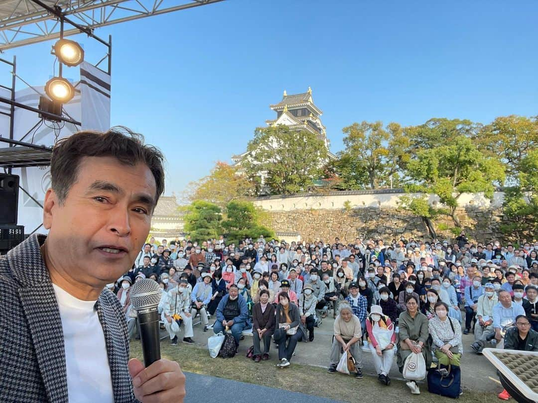 石原良純のインスタグラム：「岡山城リニューアル1周年記念イベントに参加。城内の特設ステージで綺麗な姿に蘇った天守閣眺めながらのお城トーク。 お城の楽しみ方は、人それぞれにあるだろう。僕のオススメは、城内をくまなく歩き回ってどんなガイドブックにも載っていない景色を発見すること。 これぞと思ったら、写真に収める。どうせなら自分も一緒に写りたい。 というわけで、自撮りのテクニックを紹介しようとスマホを取り出し撮影したのがこのショット。 観覧のみなさんにも三連休の初日、絶好の行楽日和を楽しでもらえたようだ。 不等辺五角形をした岡山城の天守閣は、見る場所によって姿を変える。僕も開演前のぐるりと見回ってきました。天守閣内の展示物も充実。宇喜多、小早川、池田とそれぞれの時代の城と城下町の変遷がよく分かる。 一番驚いたのは、この天守閣を閉館後、10万円で借り切れるのだそうだ。飲食も限られたスペースではOK。美味しい酒を持って、岡山城で宴を催すか。かなり、興味津々。」