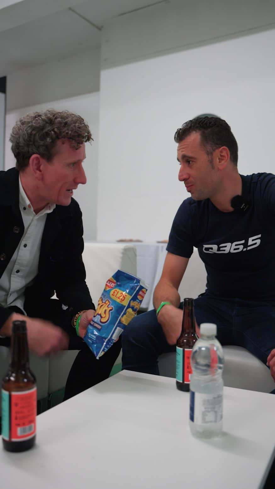 ヴィンチェンツォ・ニバリのインスタグラム：「Vincenzo Nibali has won all three Grand Tours and has Monument titles to his name, but has he ever tried some iconic British snacks?   Well, his tastebuds were tingling at @rouleurlive as @realstephens introduced him to a world of weird and wonderful flavoured crisps!   Full video coming soon…」